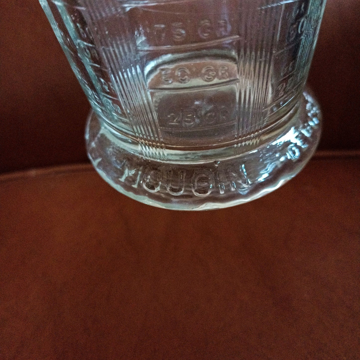 Verre mesureur gradué ancien en verre moulé épais Mougin France