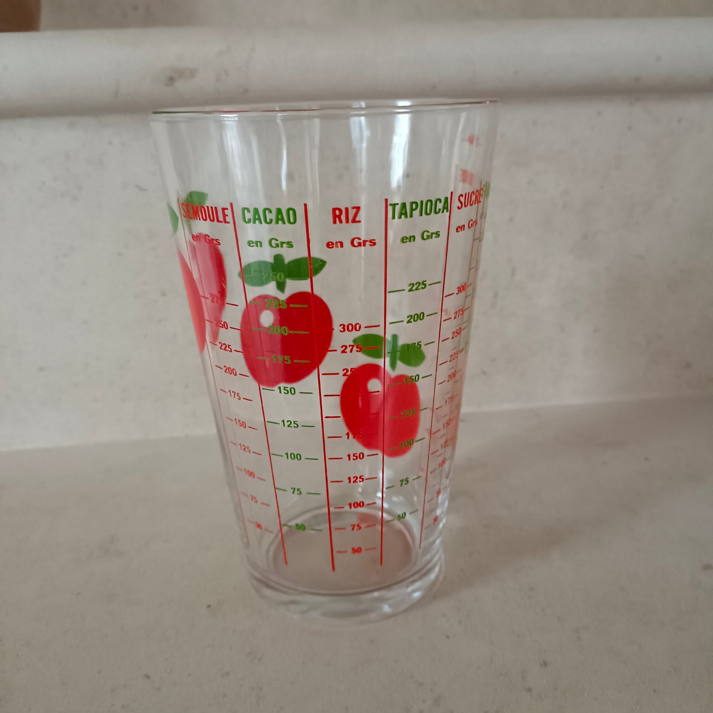 Verre mesureur à décor de pommes Reims France