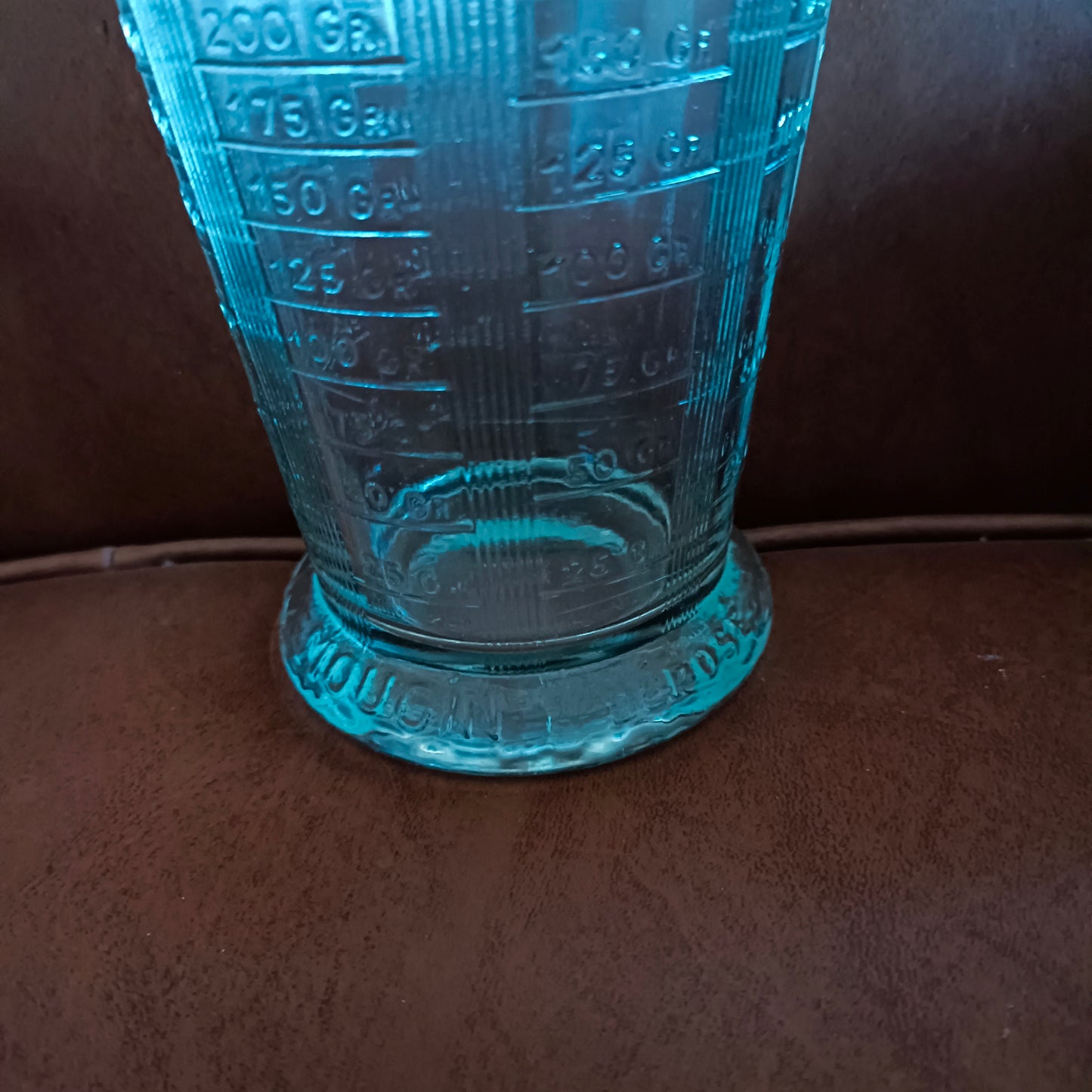 Verre mesureur gradué ancien en verre moulé épais Mougin France