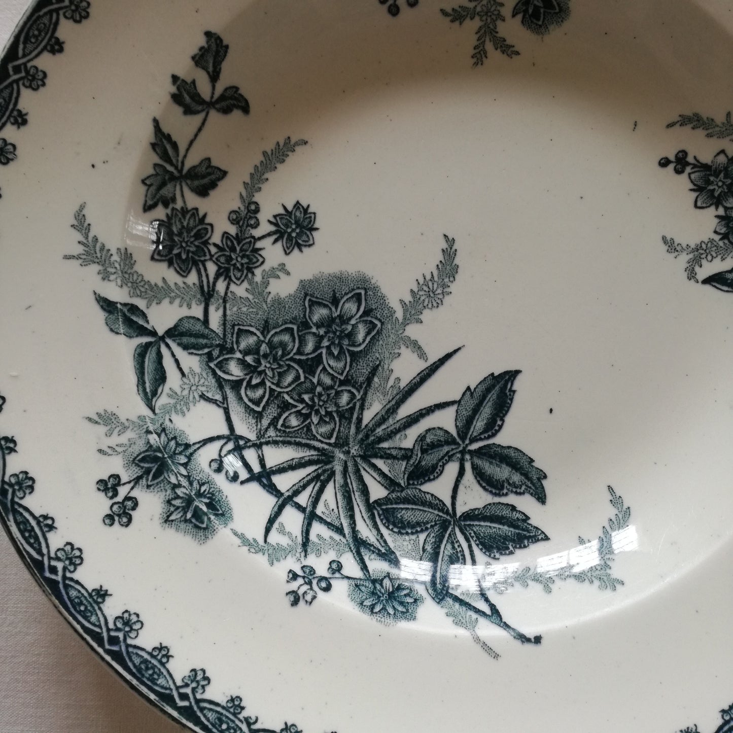 1 assiette creuse en Terre de fer modèle Margot, Société amandinoise