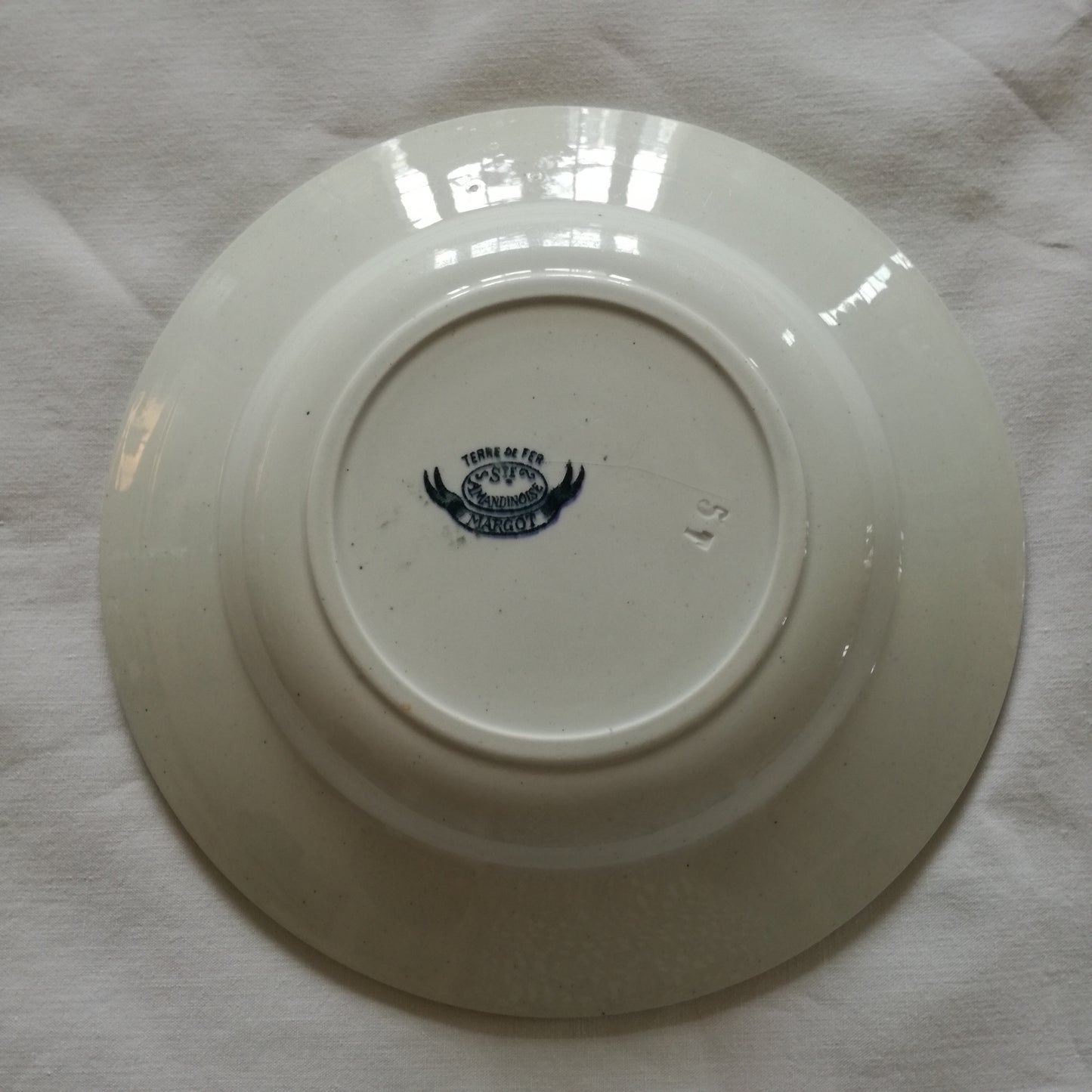 1 assiette creuse en Terre de fer modèle Margot, Société amandinoise