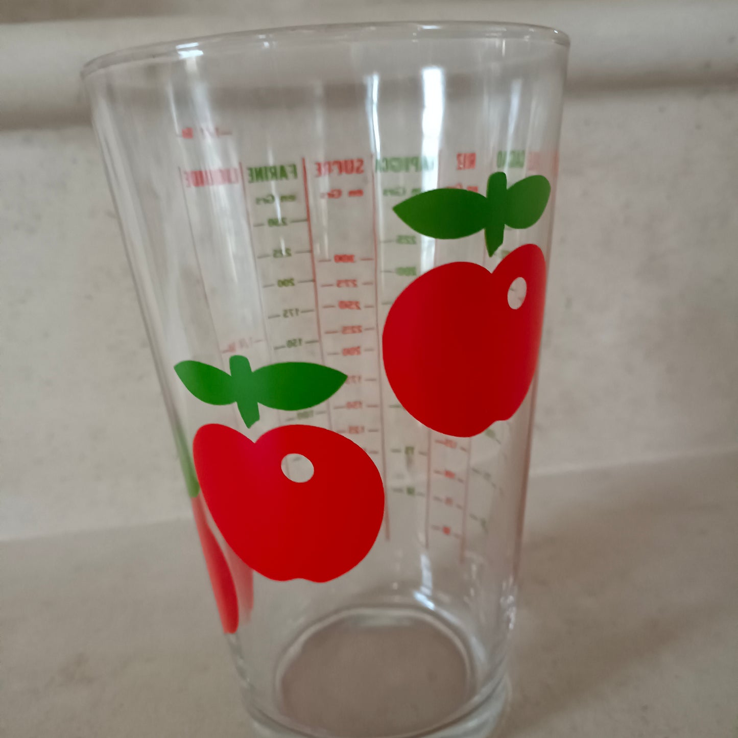 Verre mesureur à décor de pommes Reims France