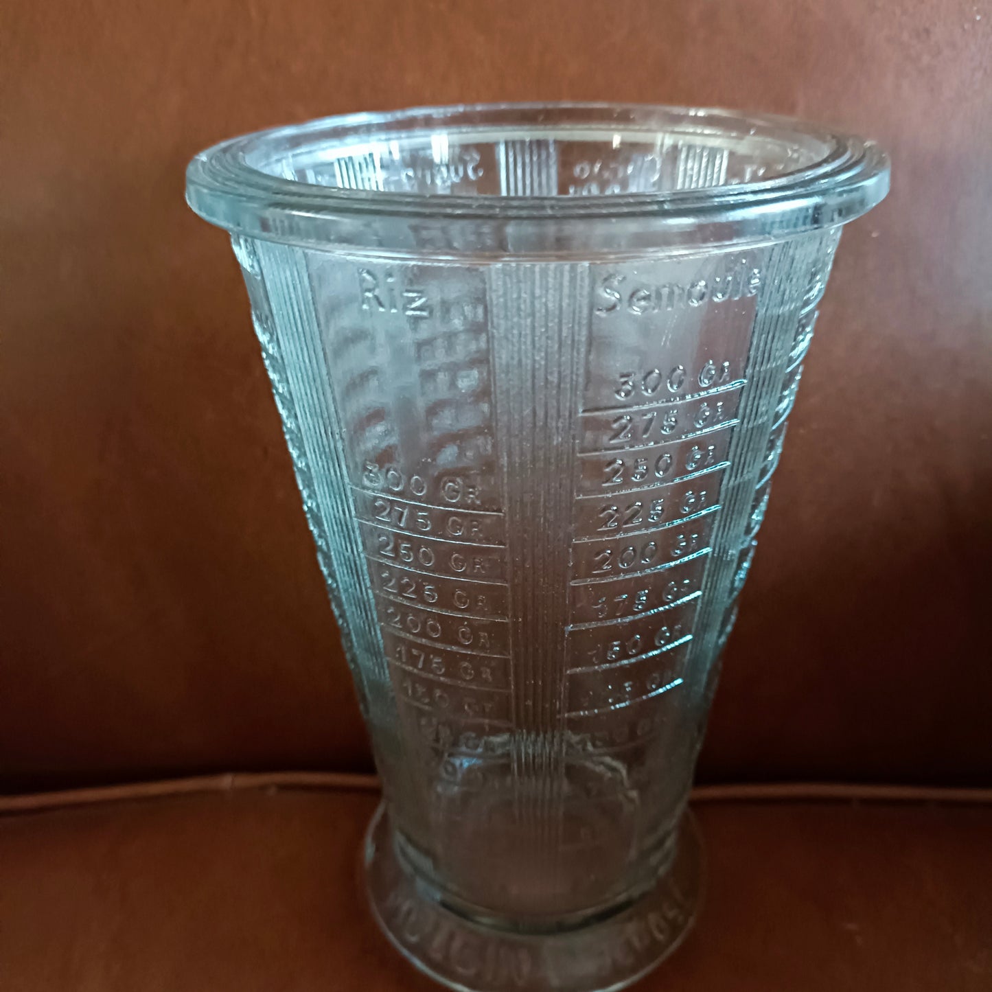 Verre mesureur gradué ancien en verre moulé épais Mougin France