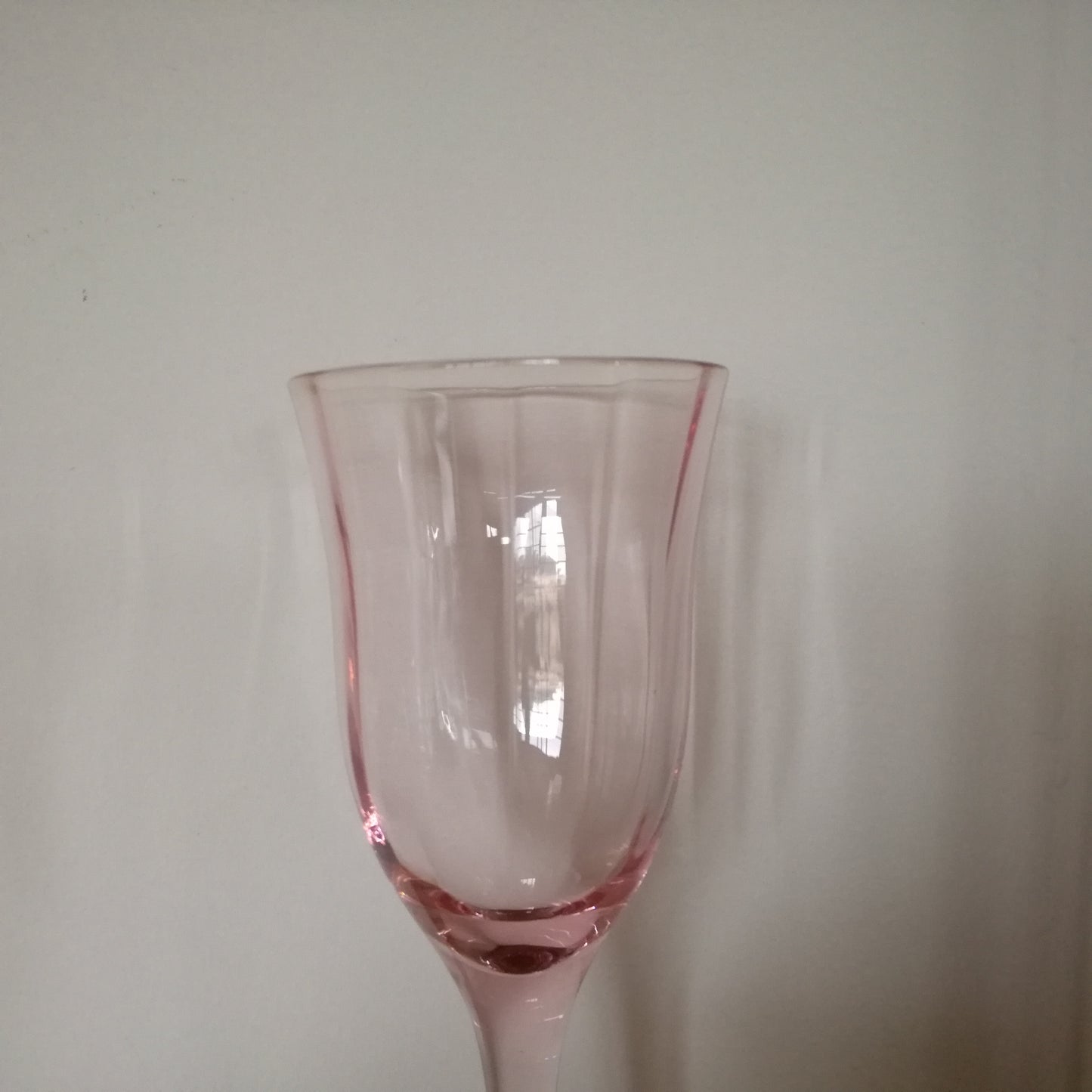 11 petites flûtes à champagne en cristal rose biseautées