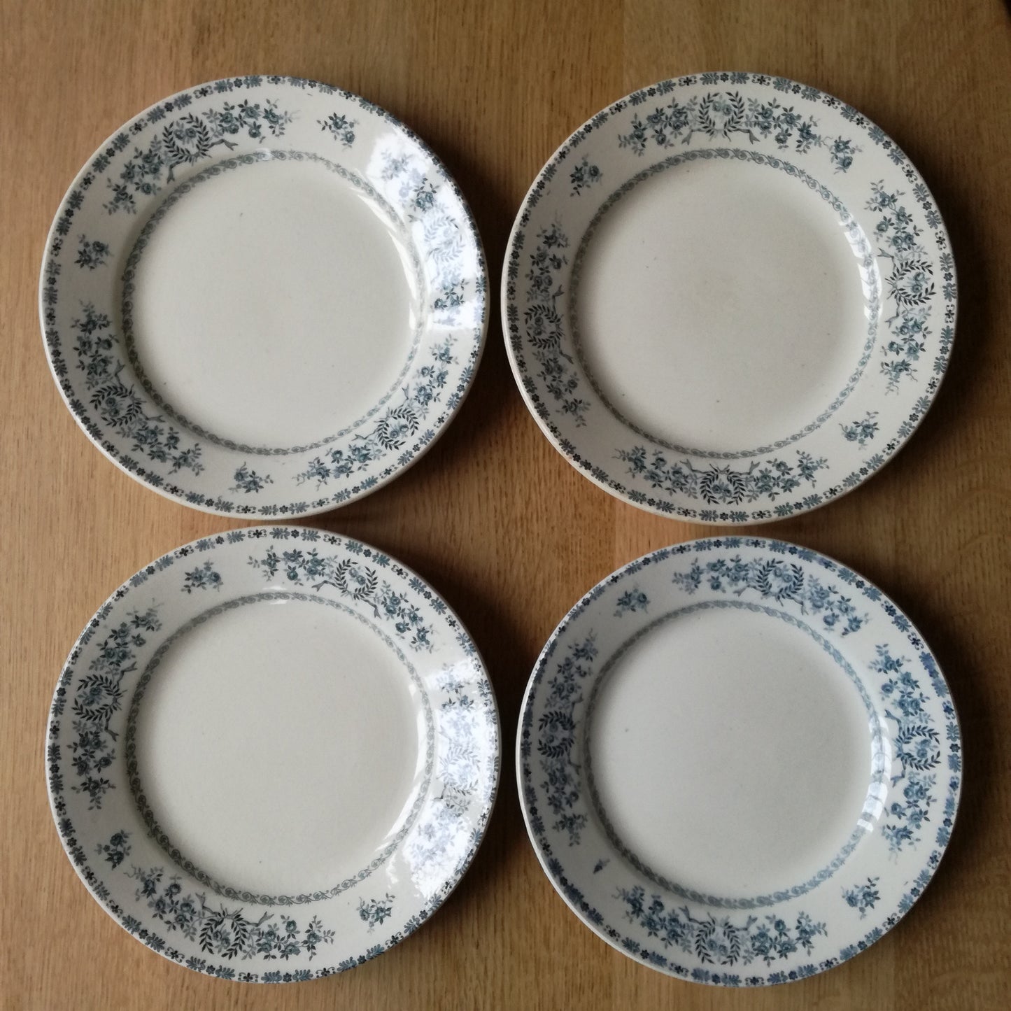 4 grandes assiettes à frise florale verte, modèle "Thermidor", Terre de Fer, SFNGR