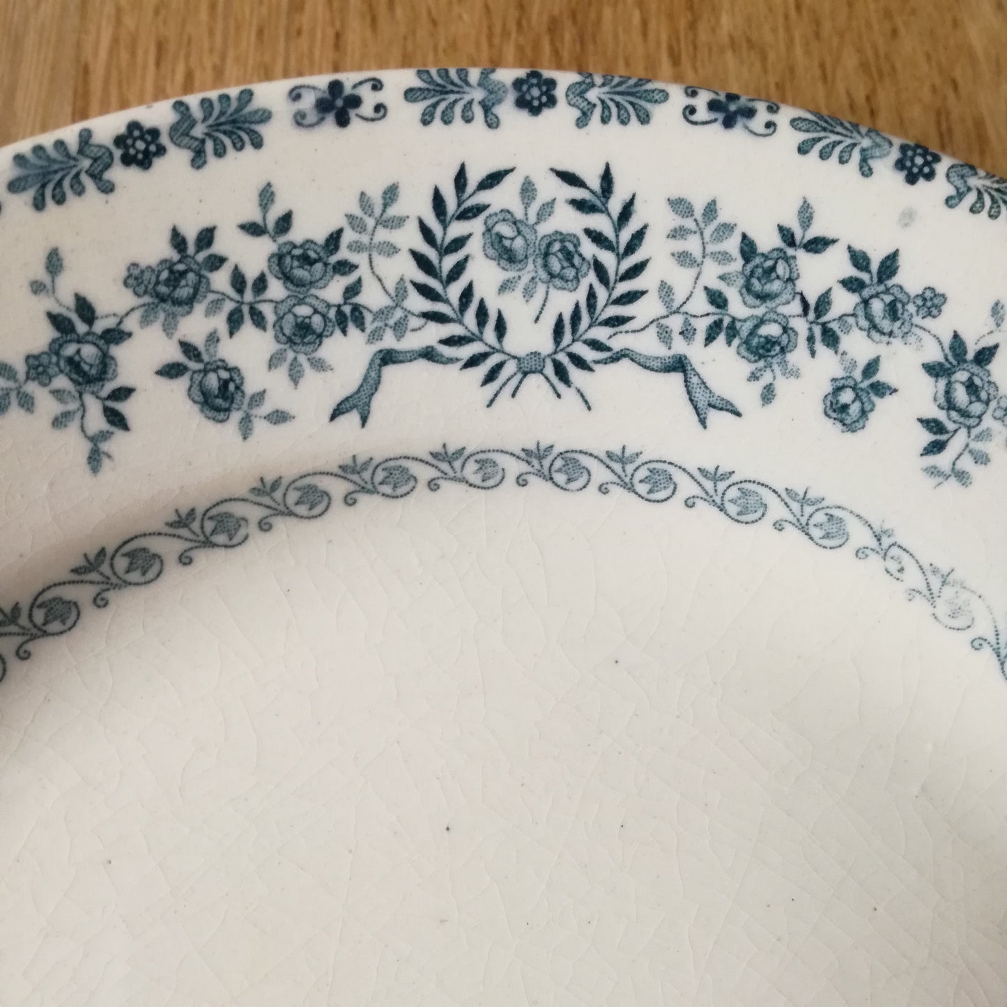 4 grandes assiettes à frise florale verte, modèle "Thermidor", Terre de Fer, SFNGR