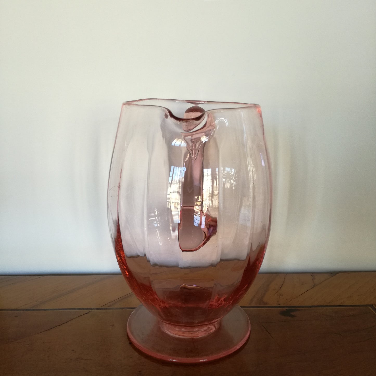 Carafe à pied en verre rose