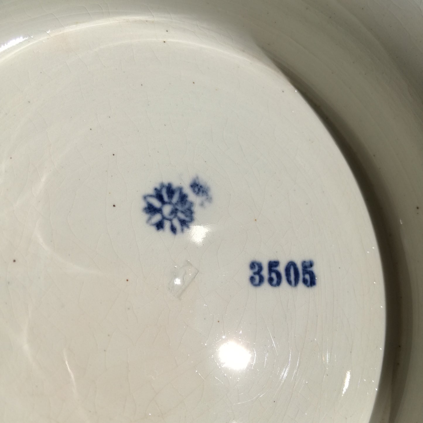 Plat sur pied à frise de fleurs bleues