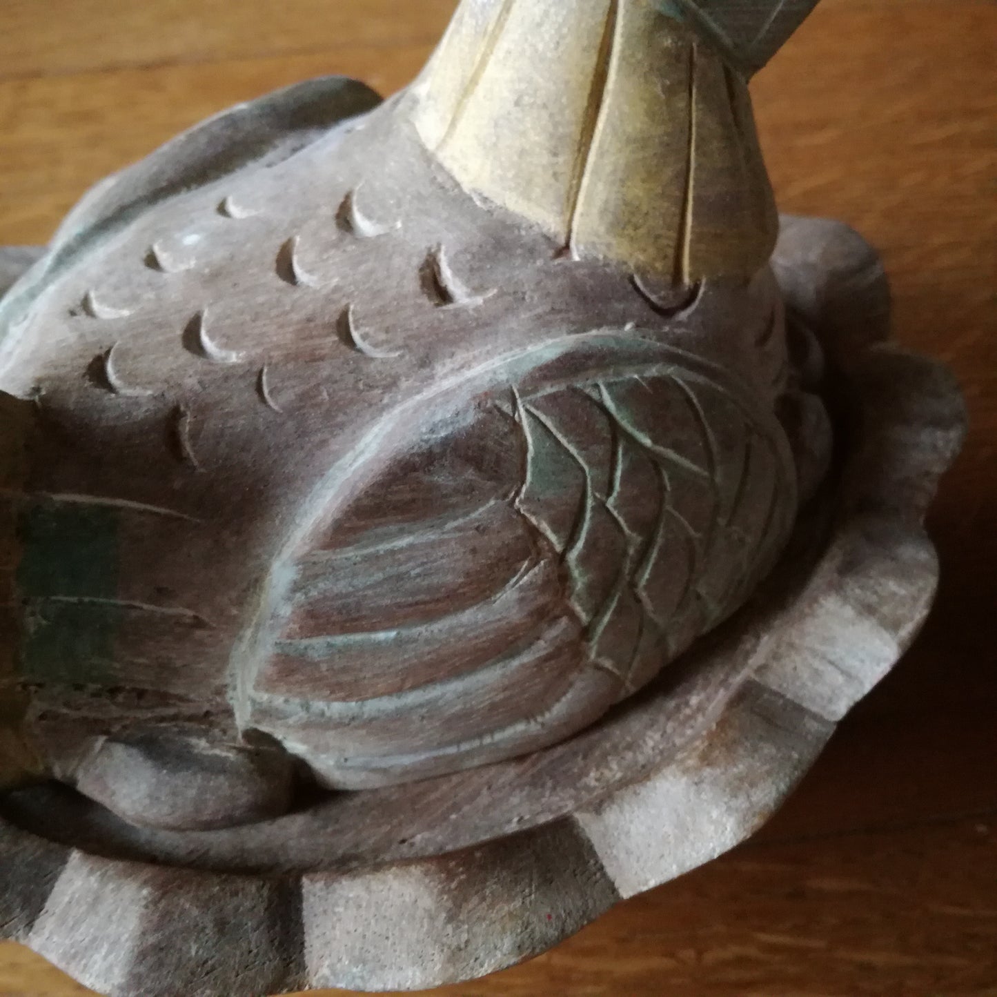 Boîte forme poule sur son nid en bois sculpté ancien