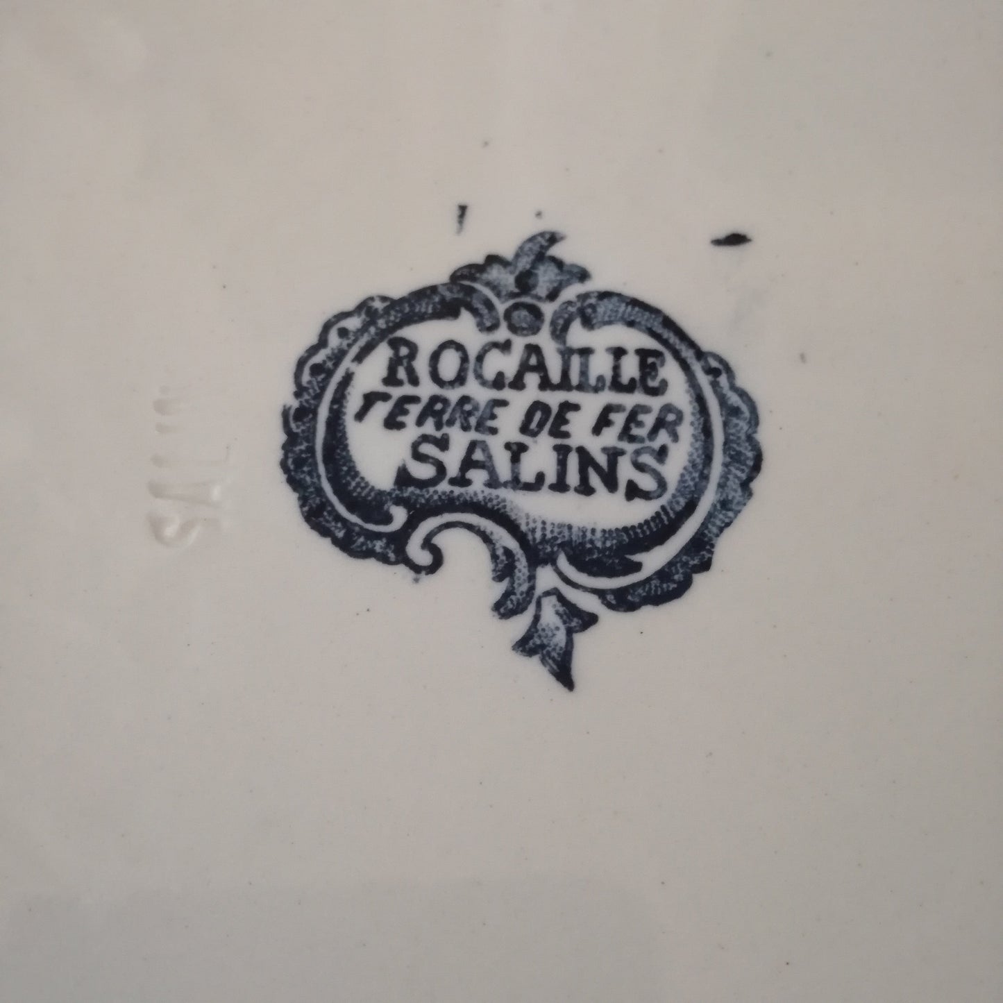 11 assiettes plates en Terre de fer, modèle Rocaille, Salins