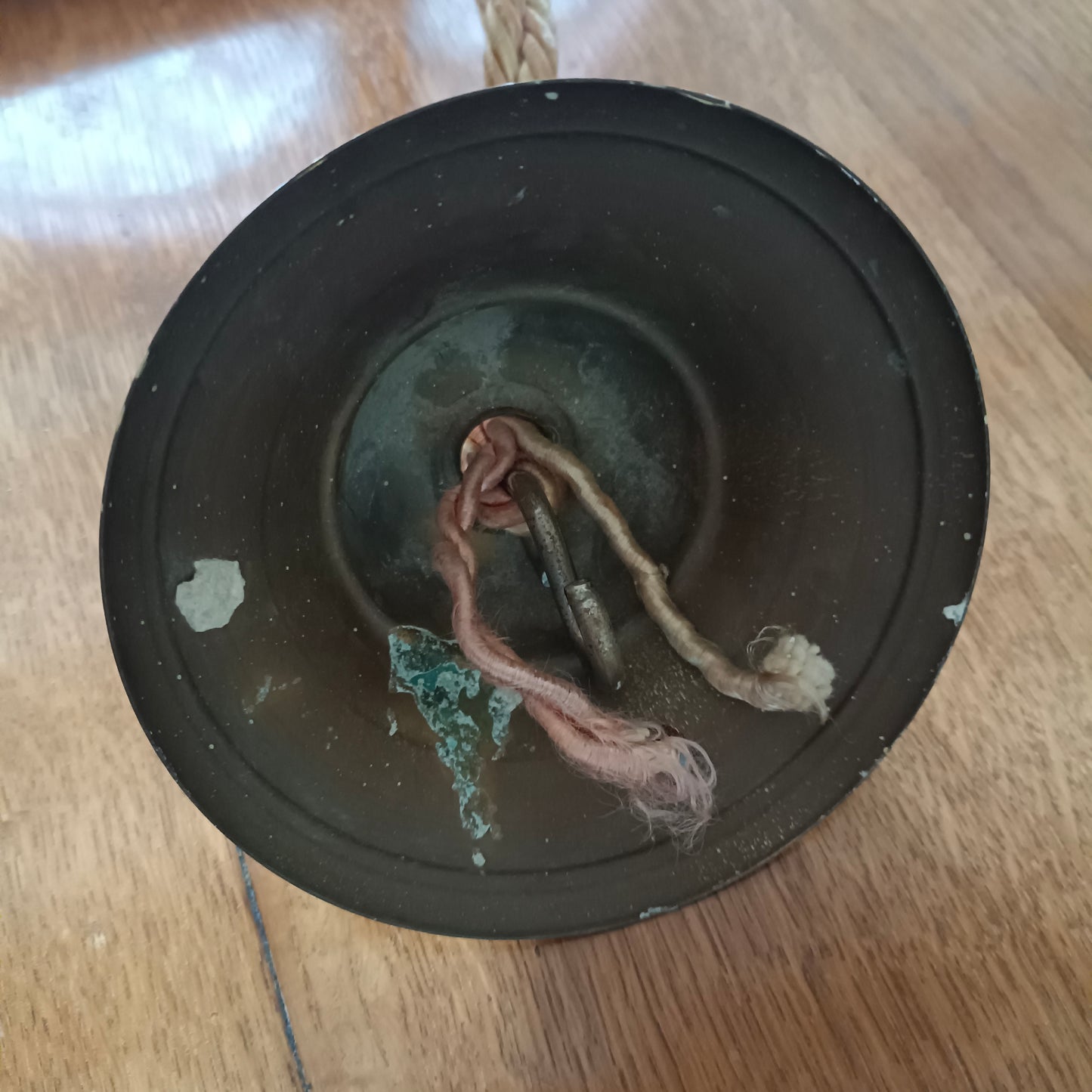 Suspension plafonnier Art Deco en verre pressé moulé rose signé Degué