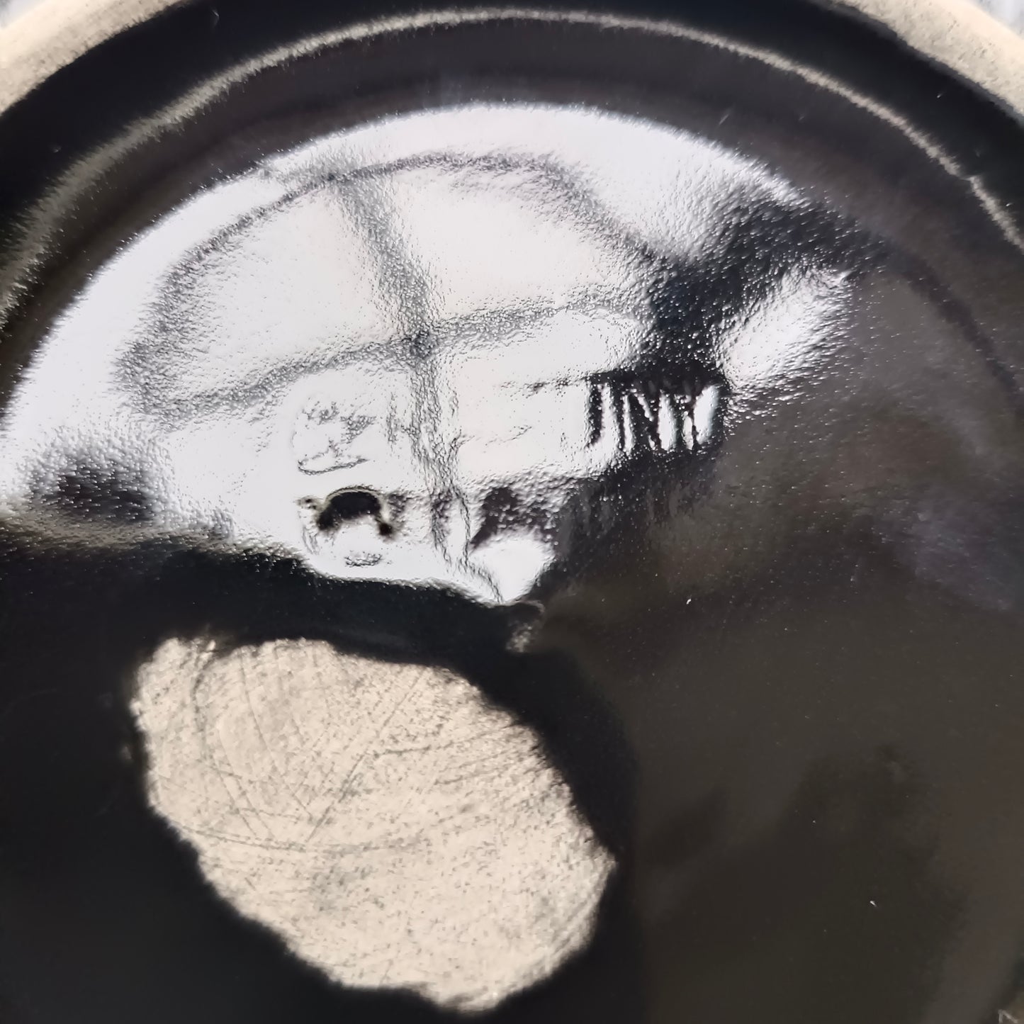 Théière en faïence noire années 60 intérieur jaune, anse torsadée