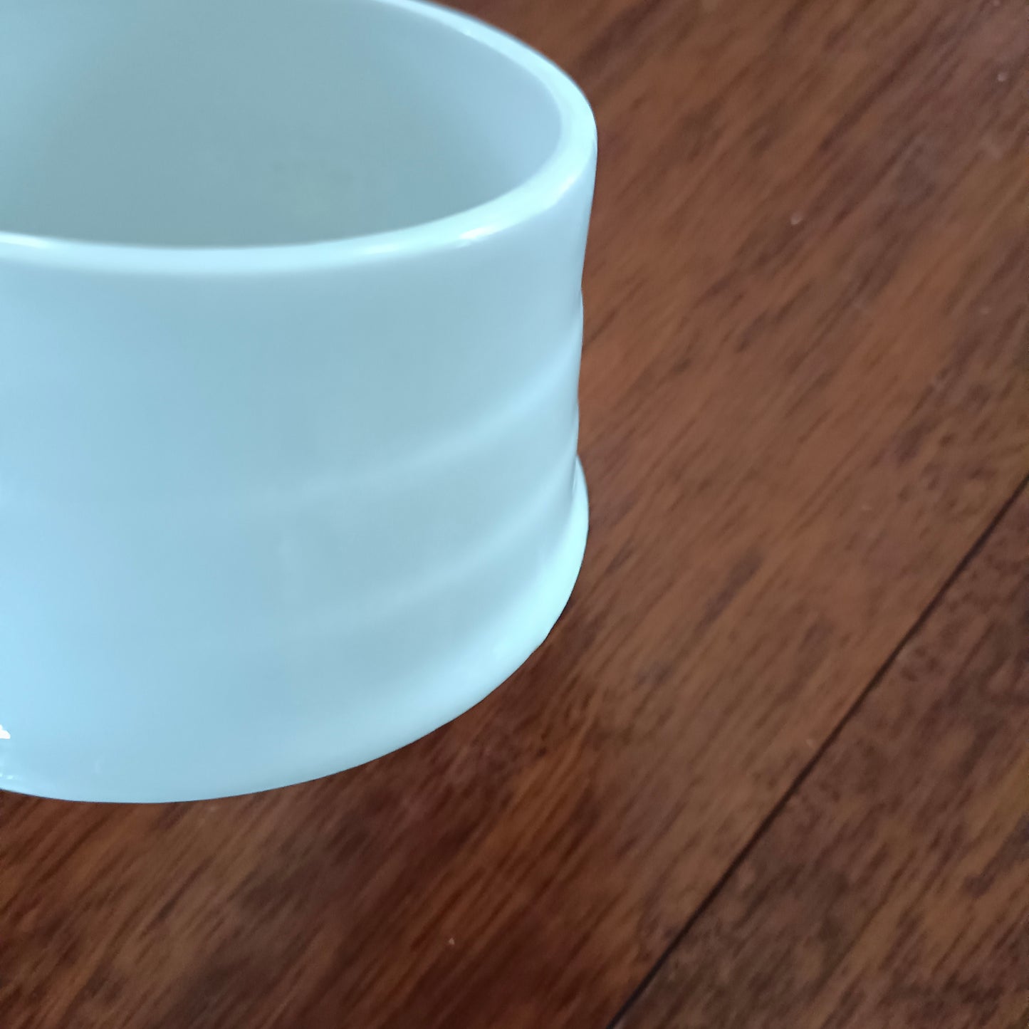 Tirelire en porcelaine blanche signée BX