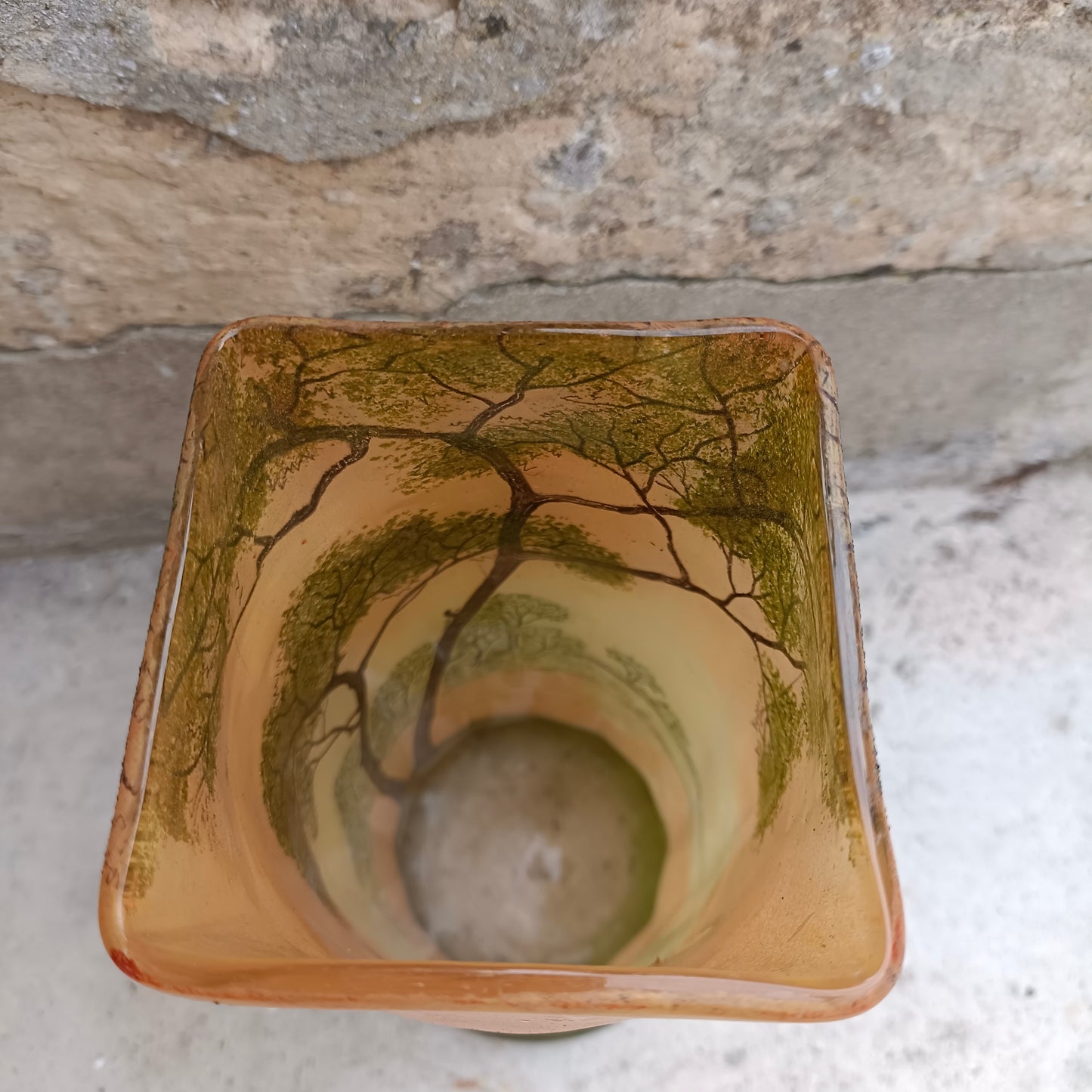 Vase en verre émaillé décor arbres
