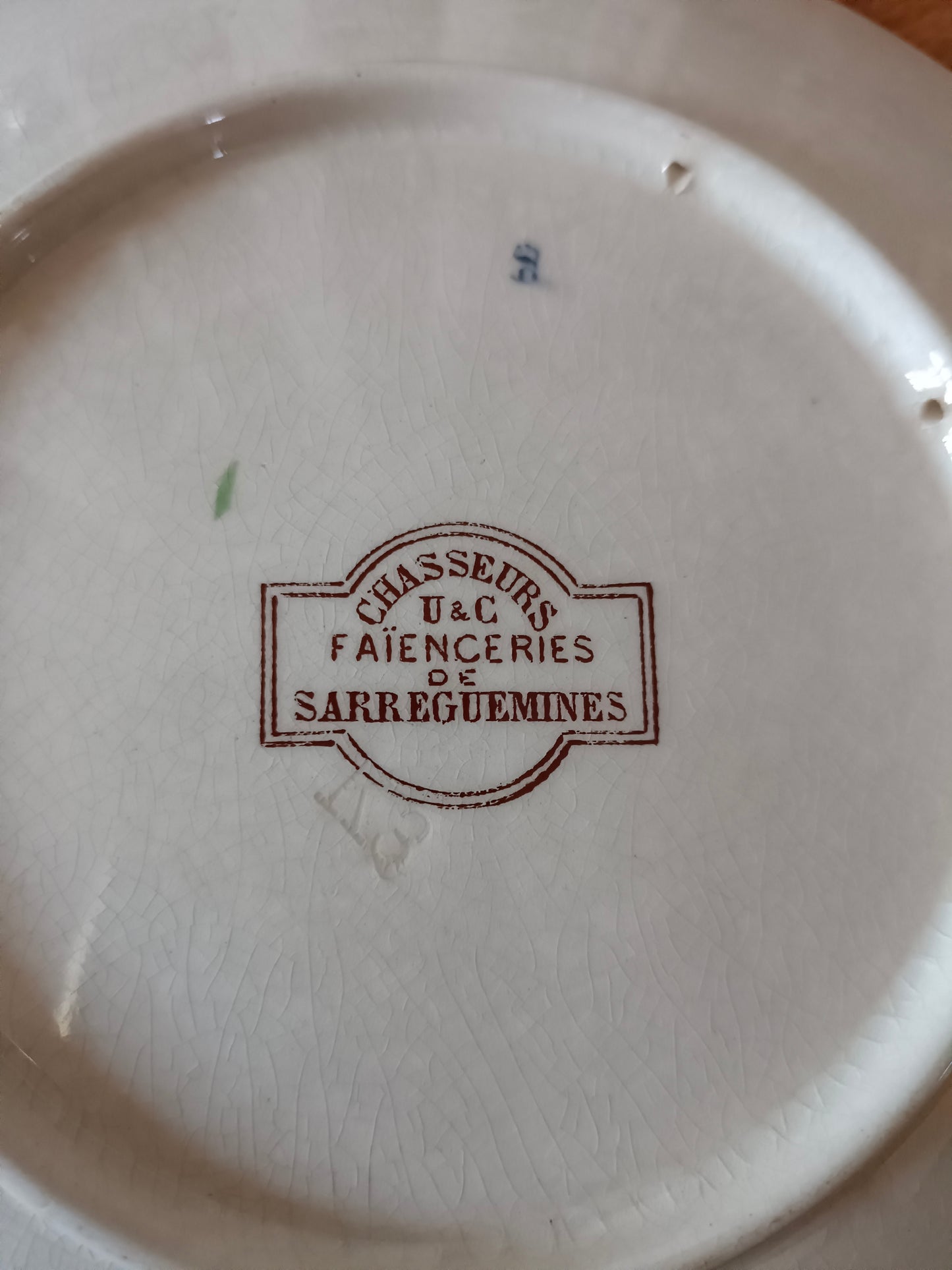 Assiette parlante série Chasseurs, numéro 11 "Chasse aux lapins" faïence U & C Sarreguemines