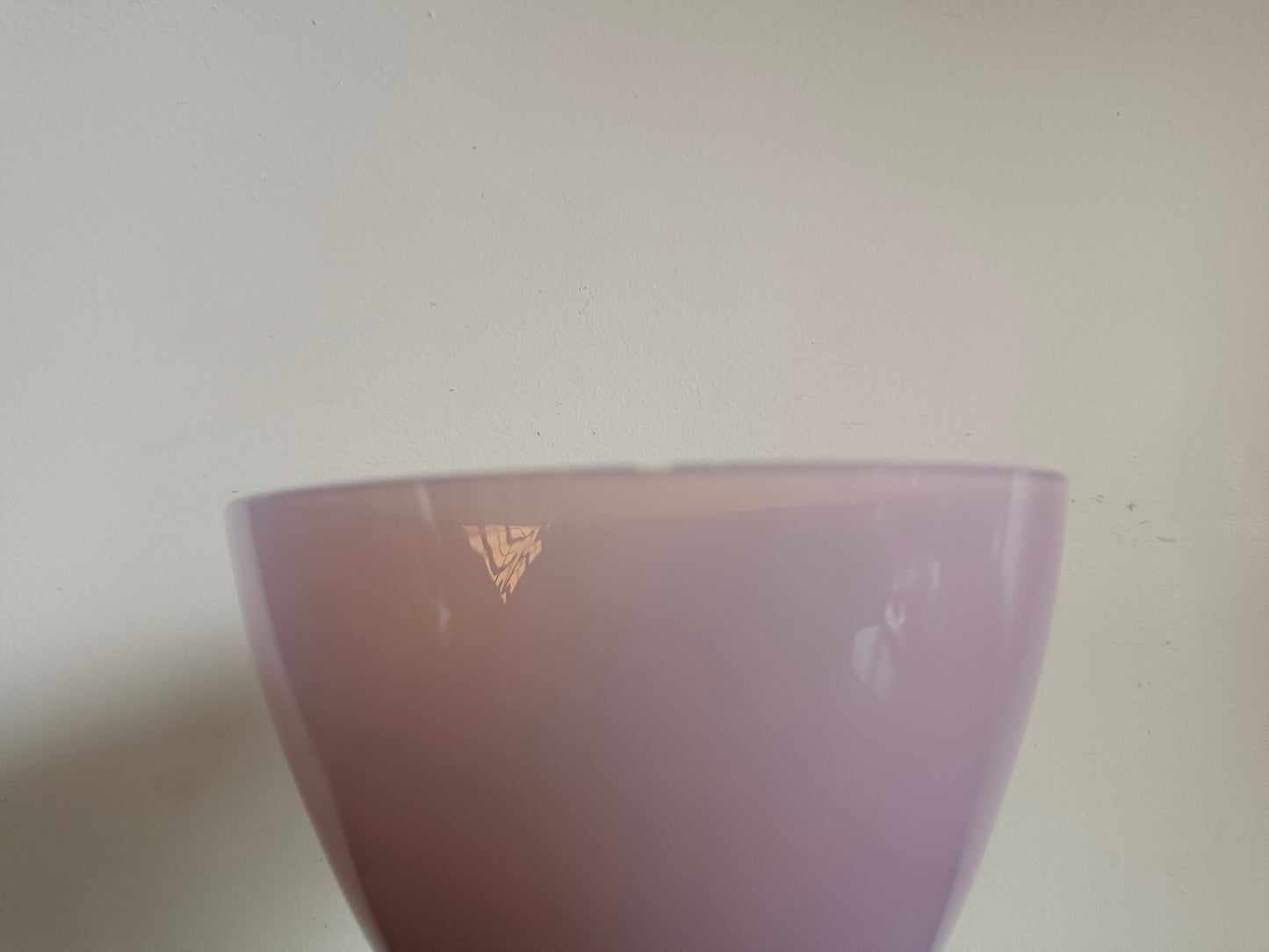 Coupe en opaline sur piédouche violet rose