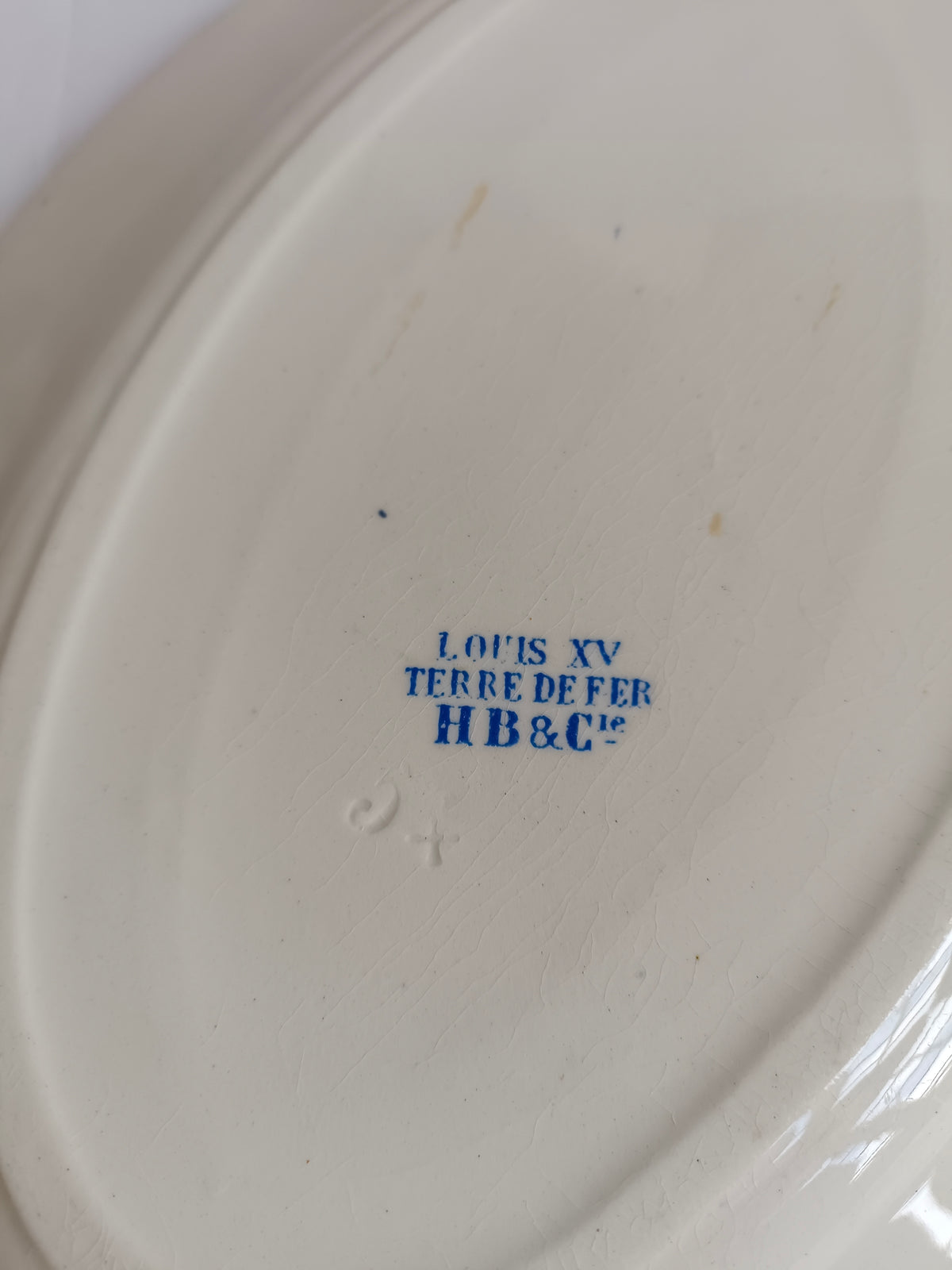 Plat ovale en terre de fer HB & Cie Choisy-le-Roi, modèle "Louis XV"