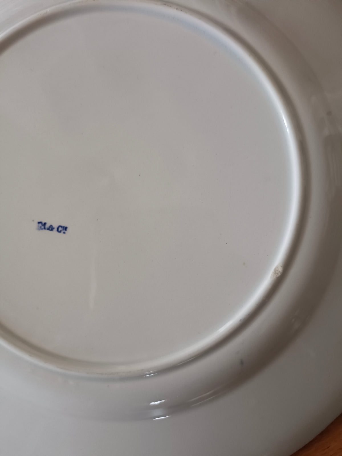 Assiette en faïence fine Creil & Montereau fin XIXème signée M & Cie