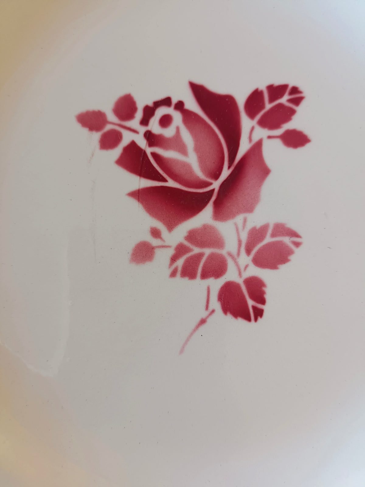 6 assiettes en faïence de Saint-Amand, modèle 2034 à décor de rose rouge