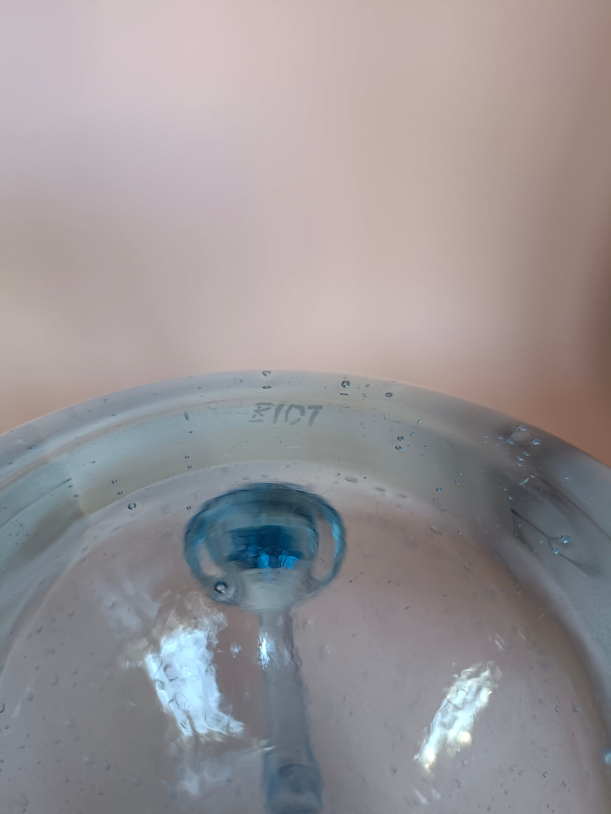 Pichet ventru en verre bullé bleu clair signé Biot