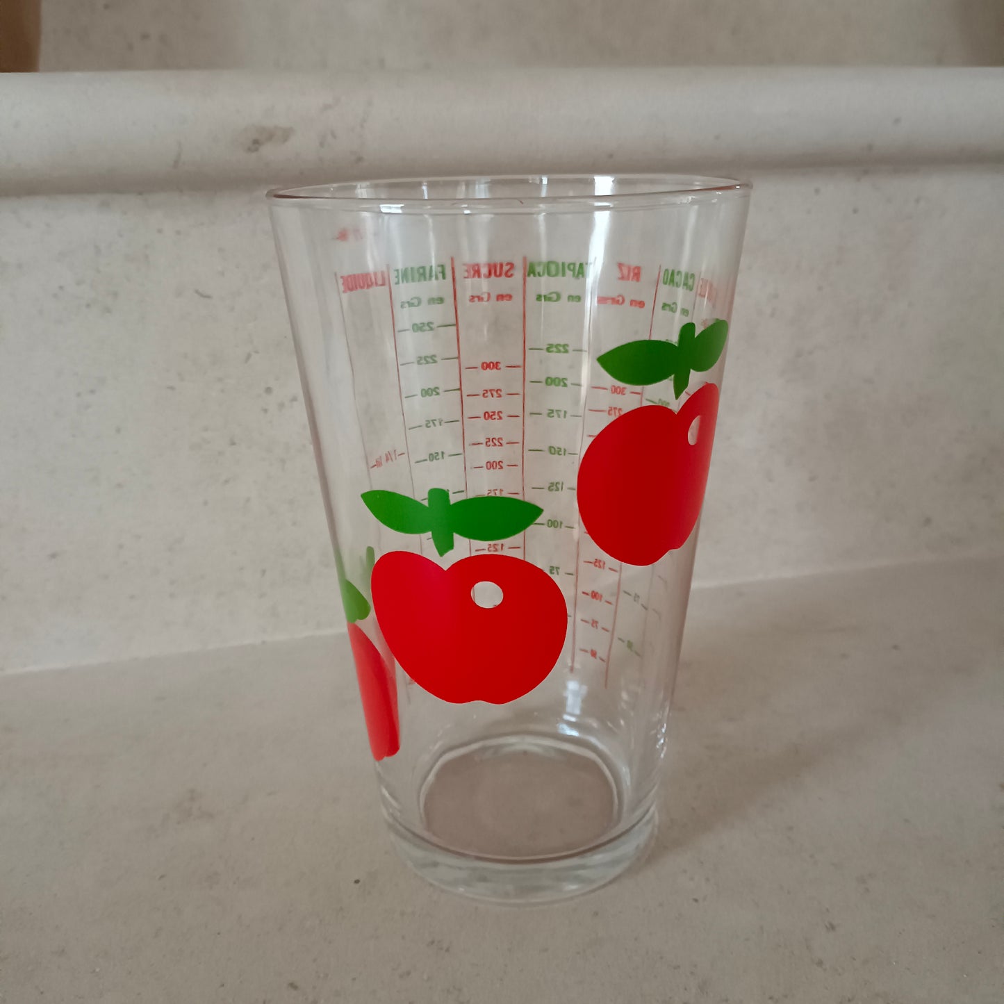 Verre mesureur à décor de pommes Reims France