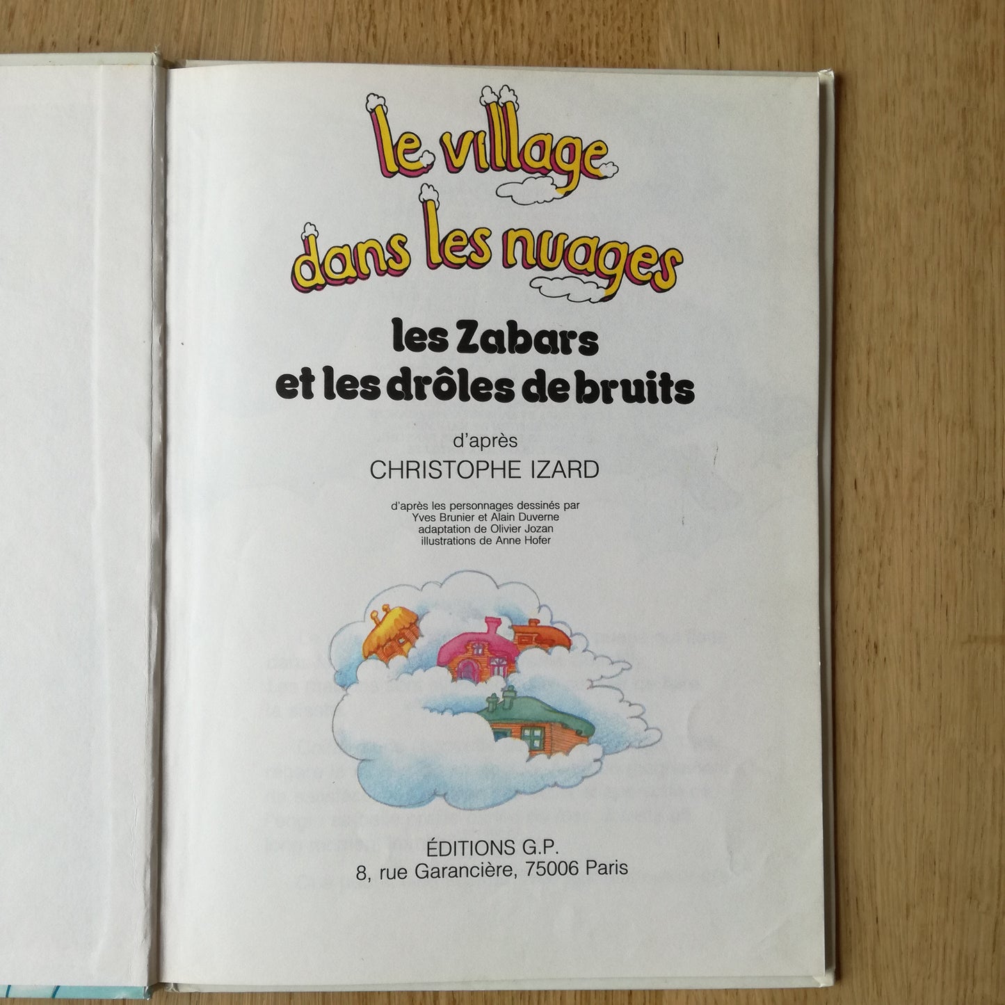 Livre jeunesse Le Village dans les nuages GP Rouge et Or