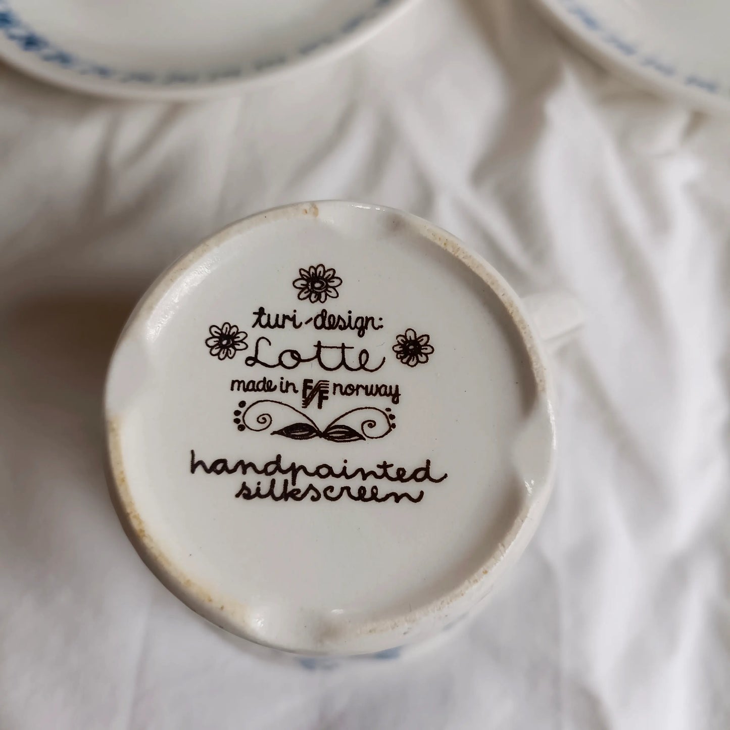 6 coffee cups and saucers Turi Design model Lotte Norway 70s