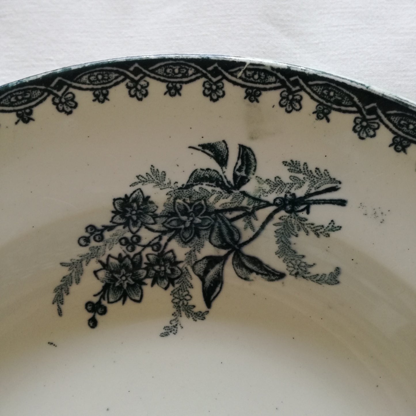 1 assiette creuse en Terre de fer modèle Margot, Société amandinoise