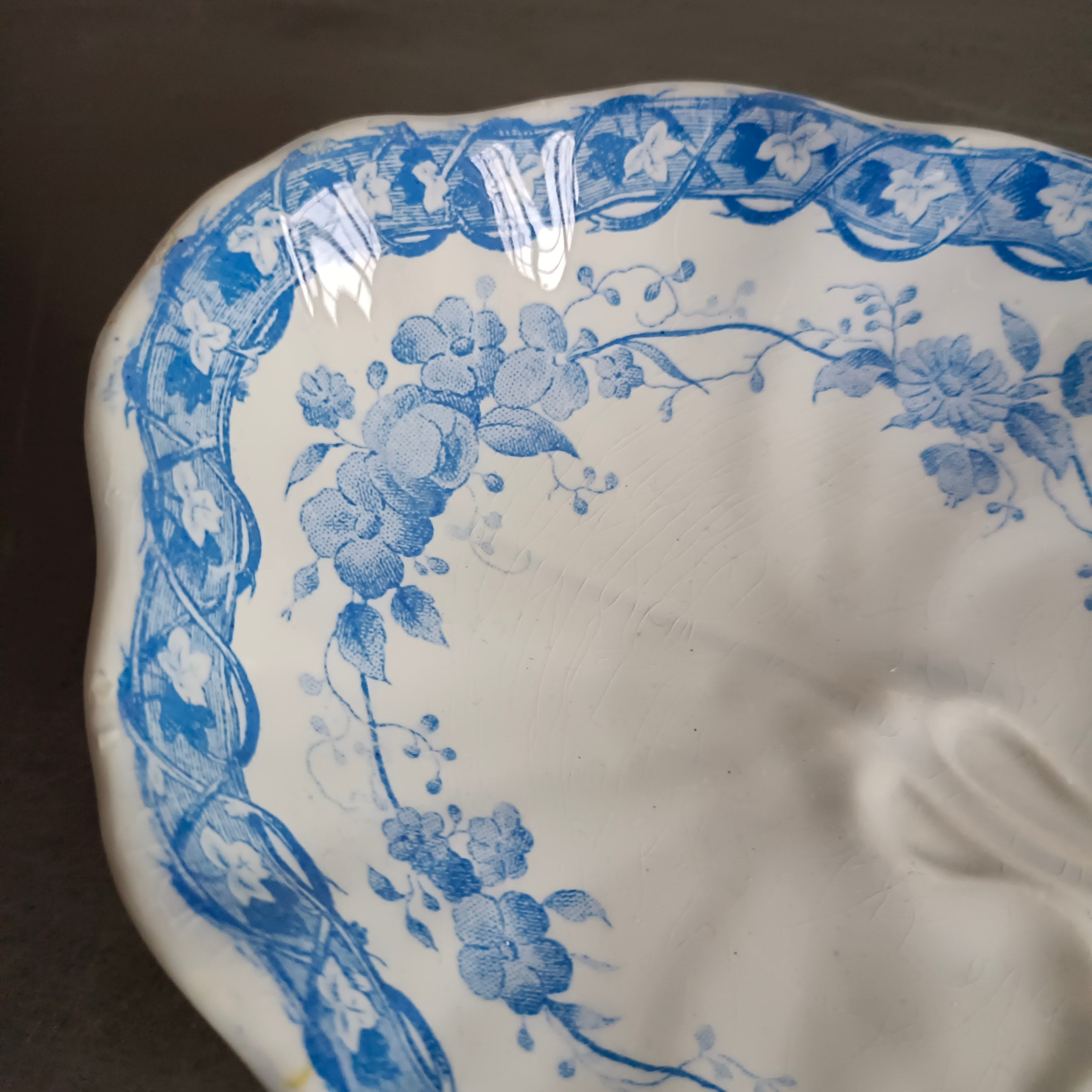 Ravier en faïence ancienne, décor floral bleu, FV LM & Cie