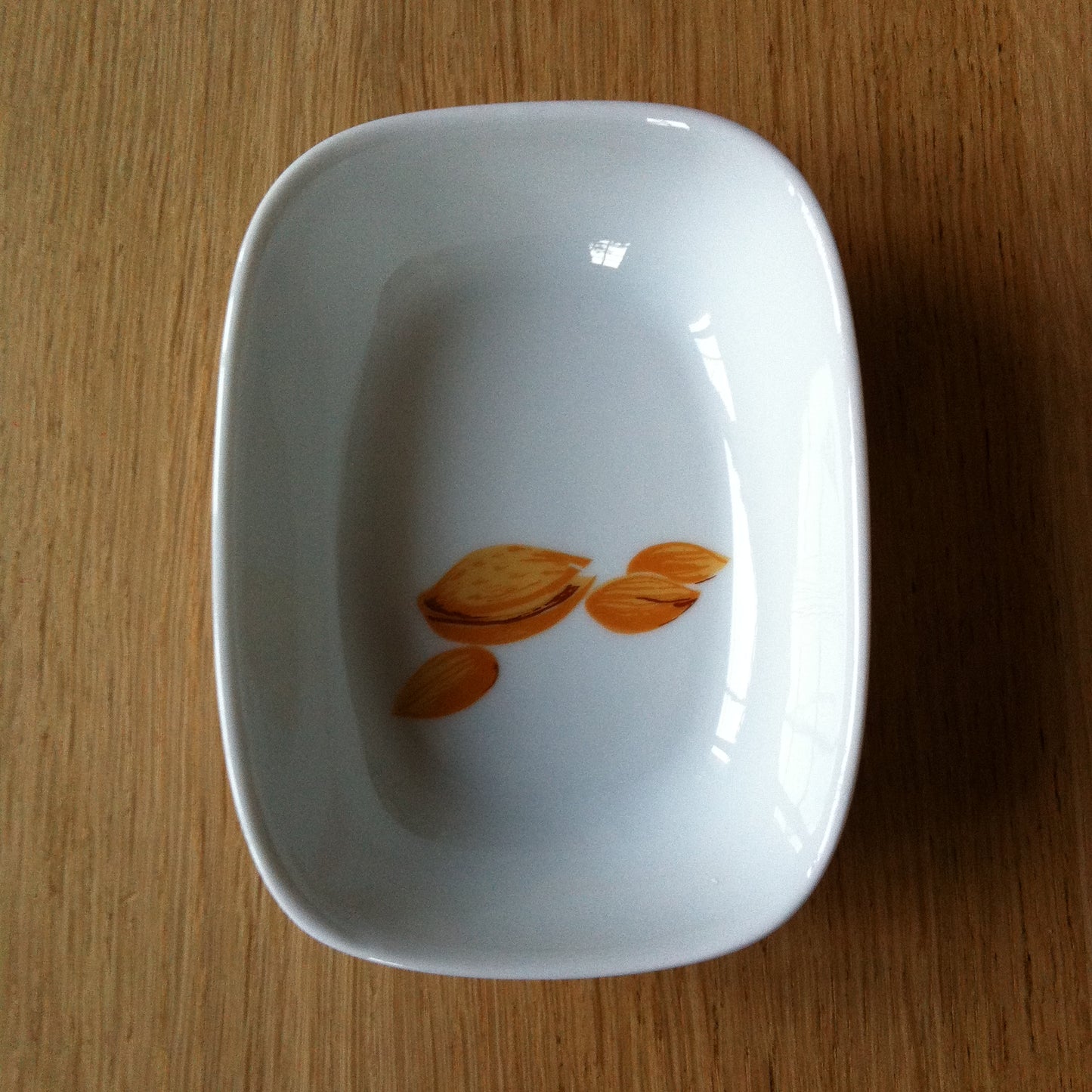 Petite coupelle en porcelaine à motif d'amandes