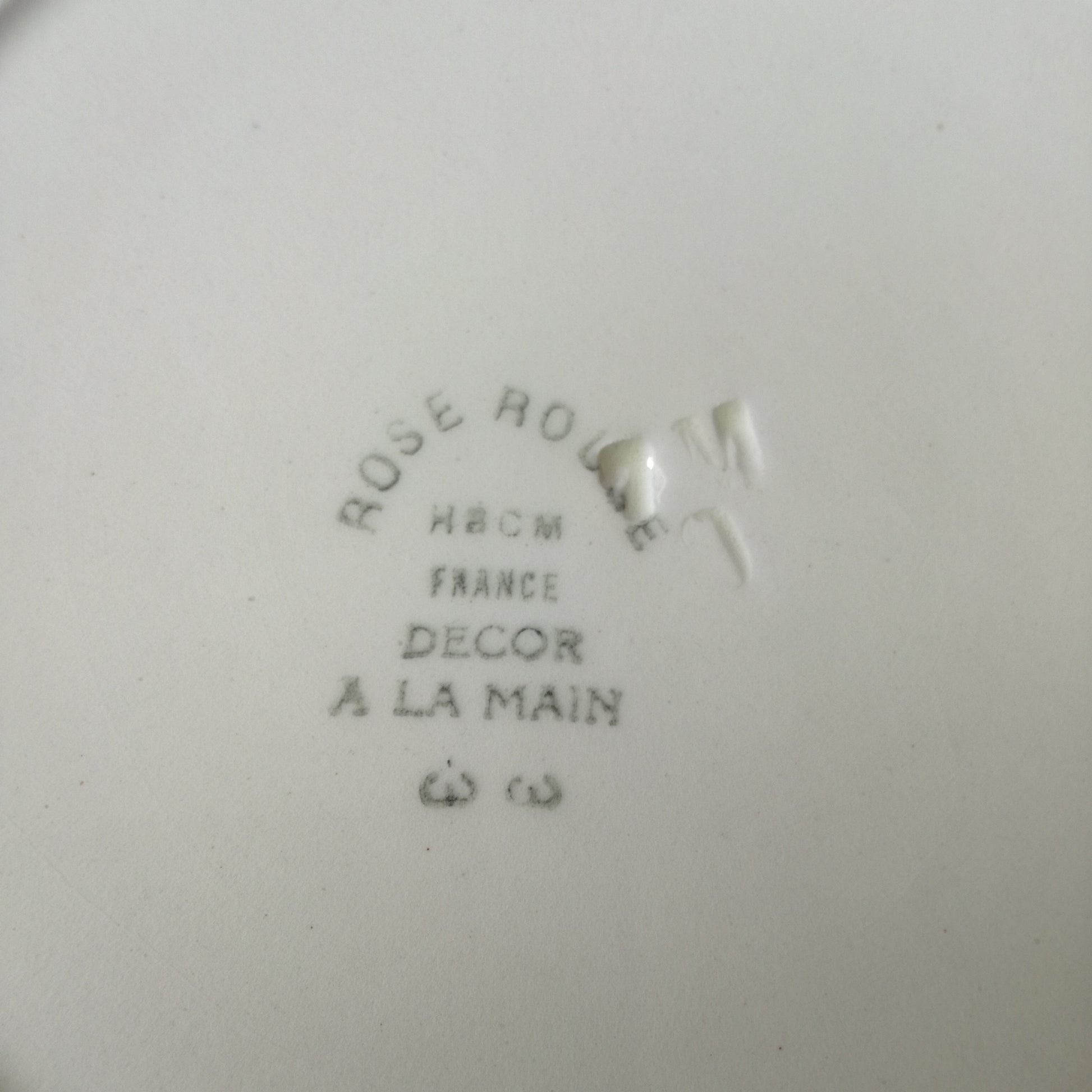 Plat Rose Rouge HBCM (Hippolyte Boulenger - Creil & Montereau)