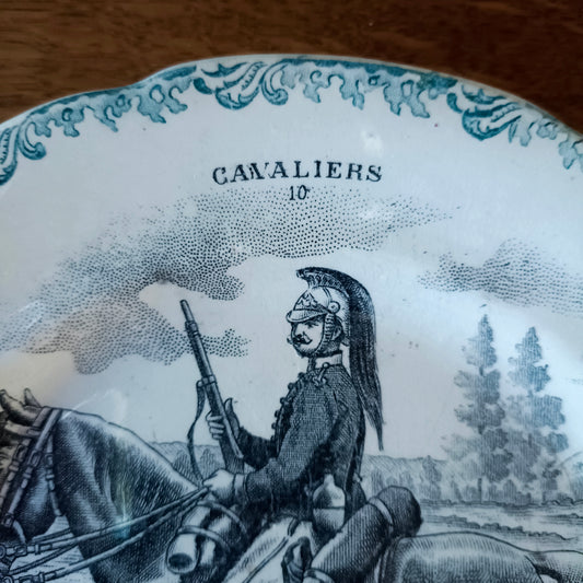 Assiette parlante Cavaliers Choisy le Roi - HB & Cie (Hautin Boulenger)