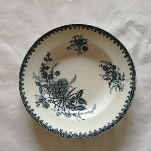 1 assiette creuse en Terre de fer modèle Margot, Société amandinoise