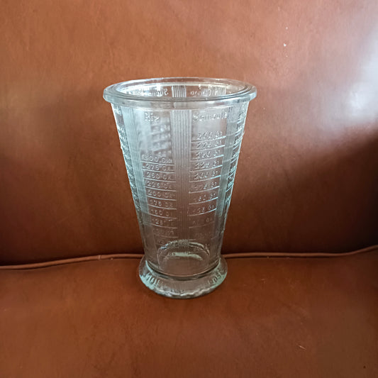 Verre mesureur gradué ancien en verre moulé épais Mougin France