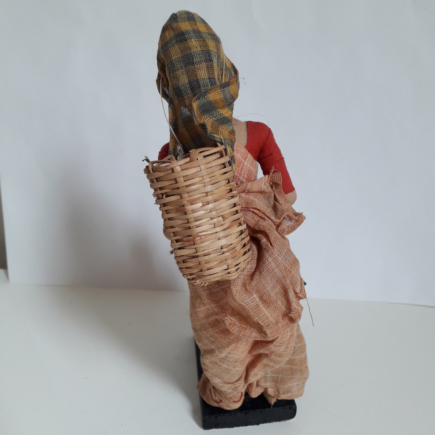 Poupée folklorique de vitrine Télévision 