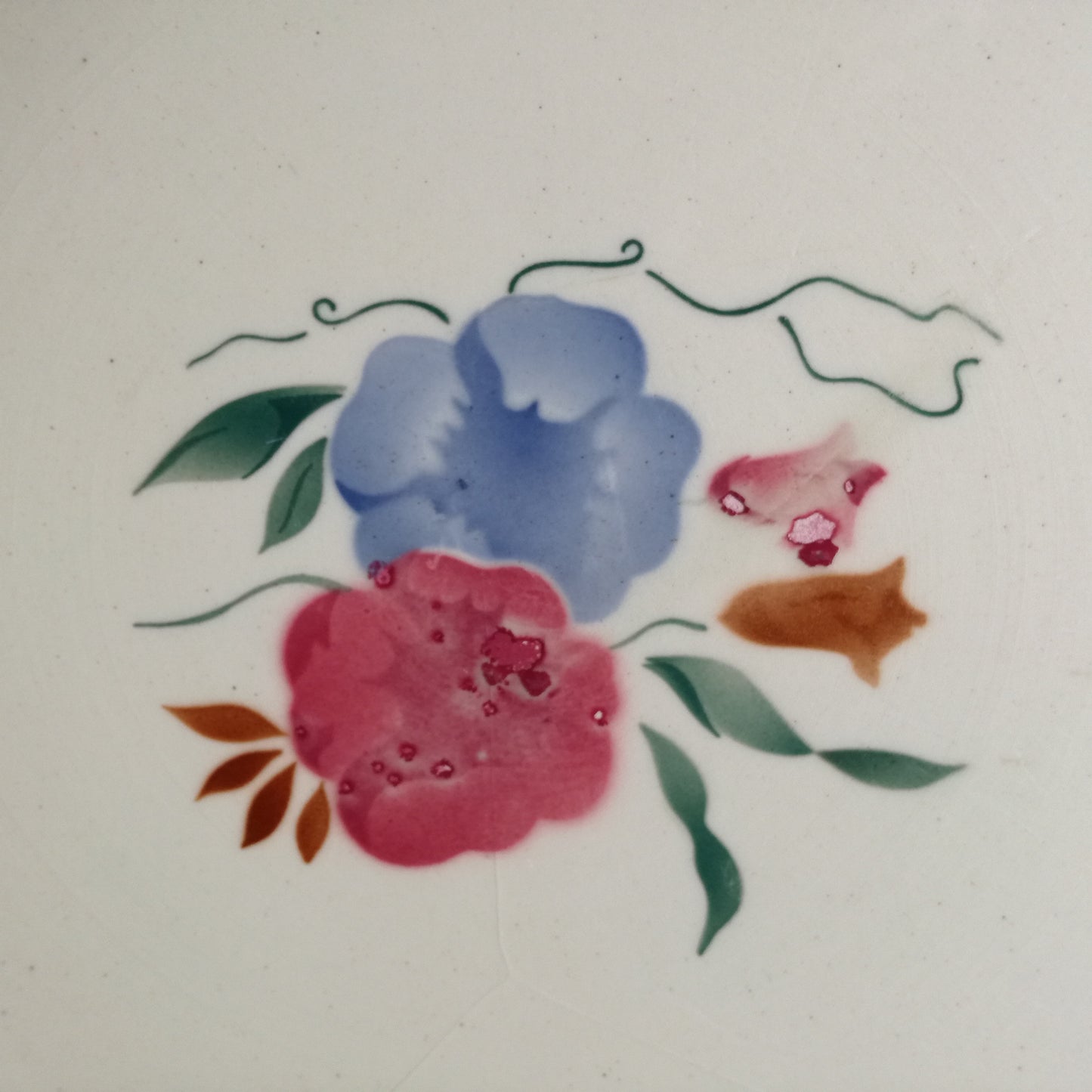 Grand plat rond à fleurs rose et bleu, HBCM