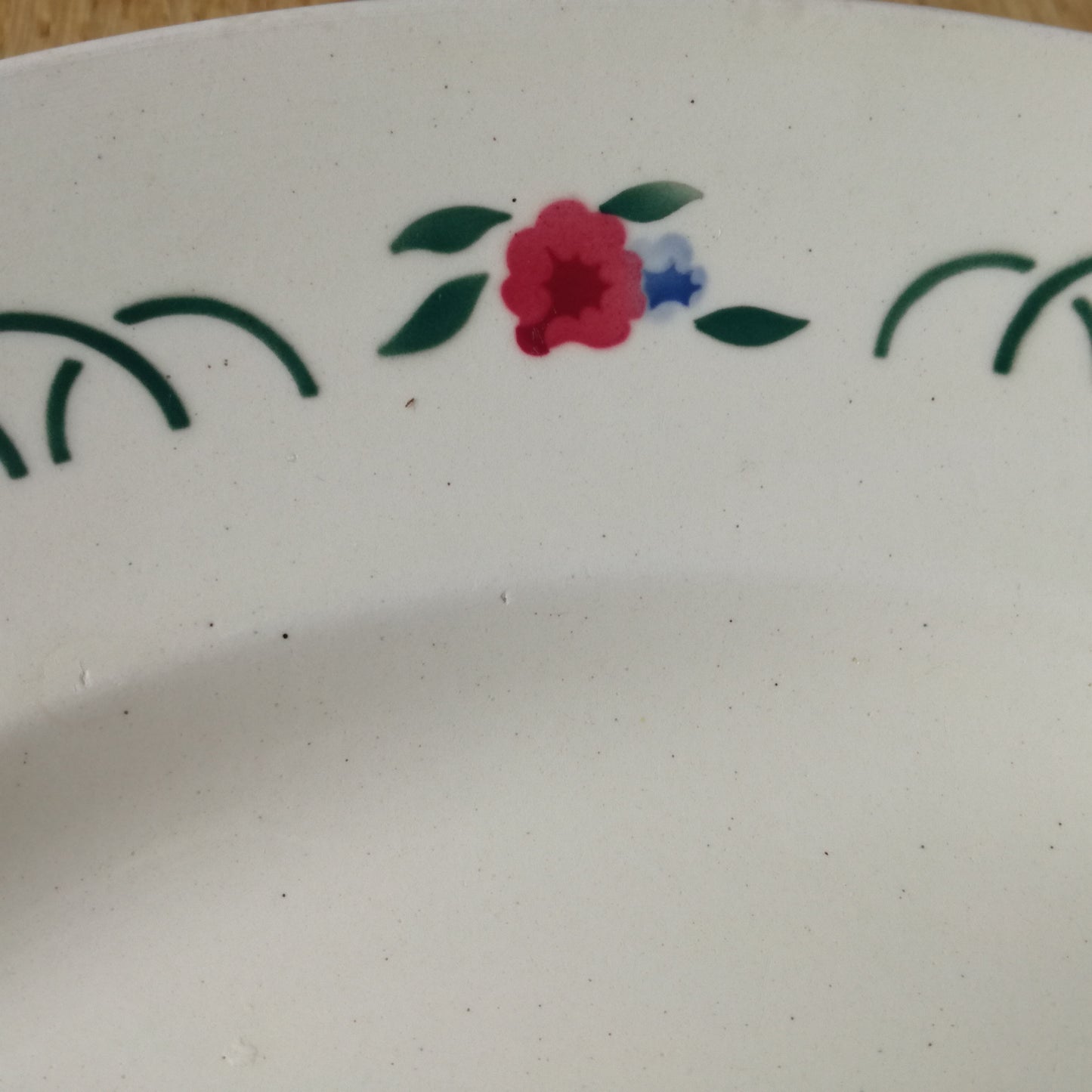 Grand plat rond à fleurs rose et bleu, HBCM