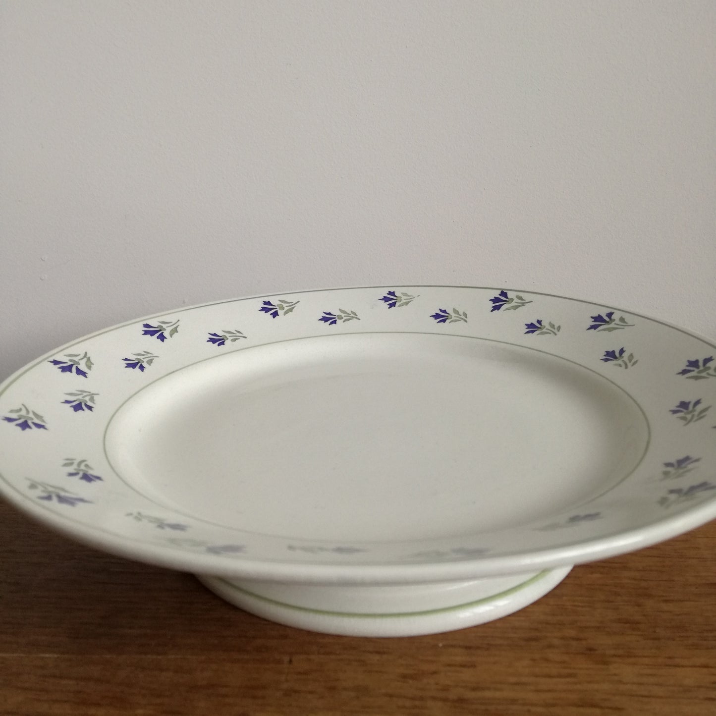 Plat sur pied à fleurs bleues, K & G Lunéville