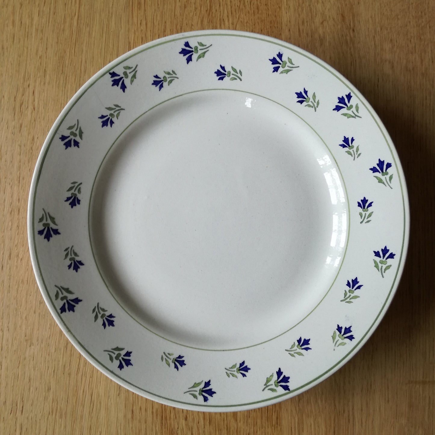 Plat sur pied à fleurs bleues, K & G Lunéville