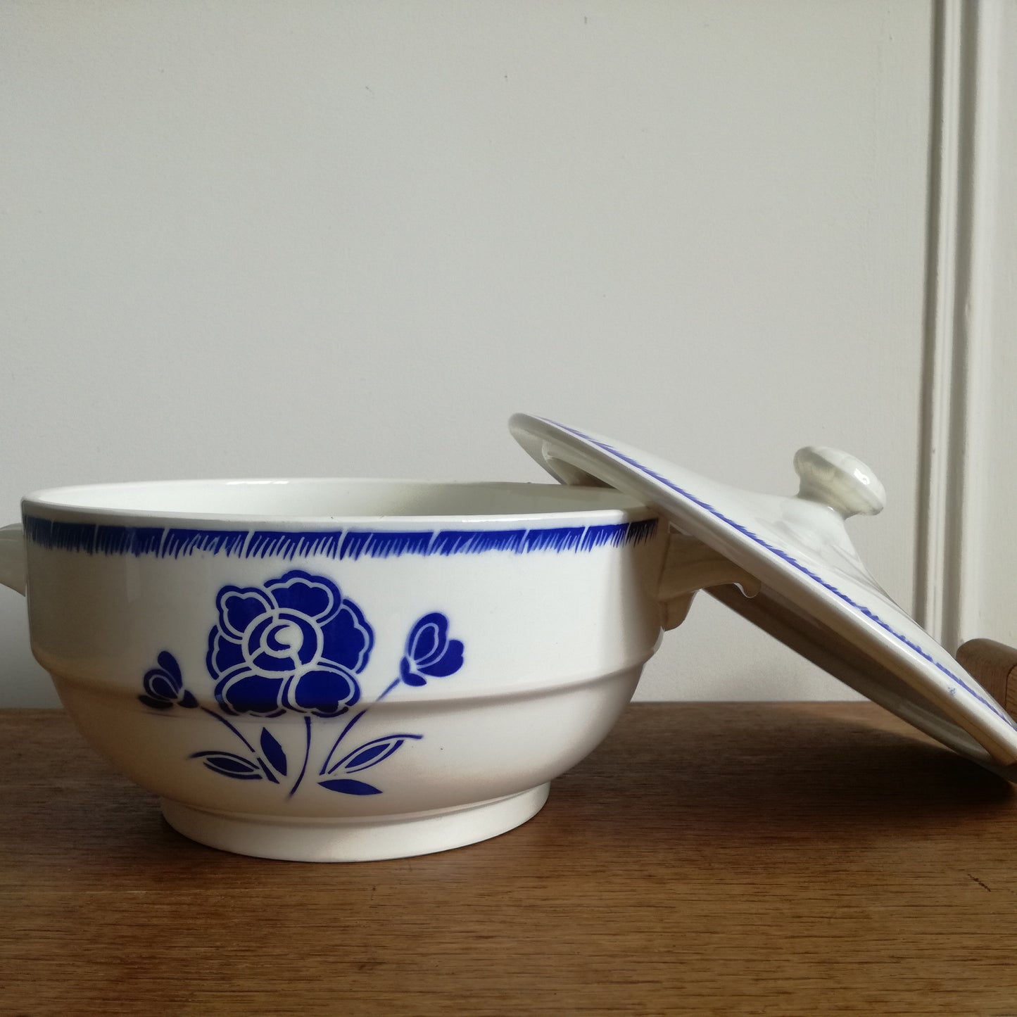Soupière à fleurs bleues, modèle "Camelia", Digoin Sarreguemines
