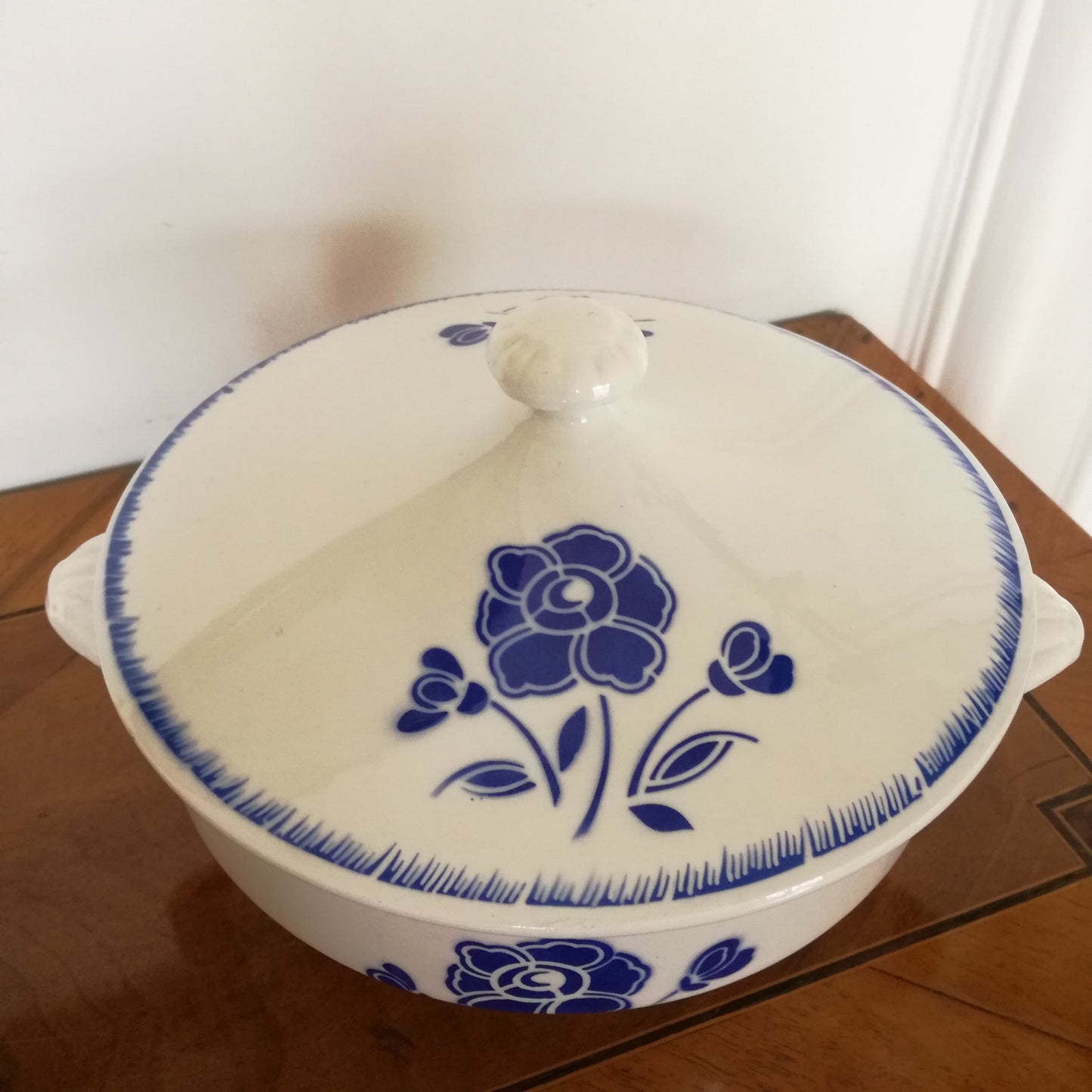 Soupière à fleurs bleues, modèle "Camelia", Digoin Sarreguemines