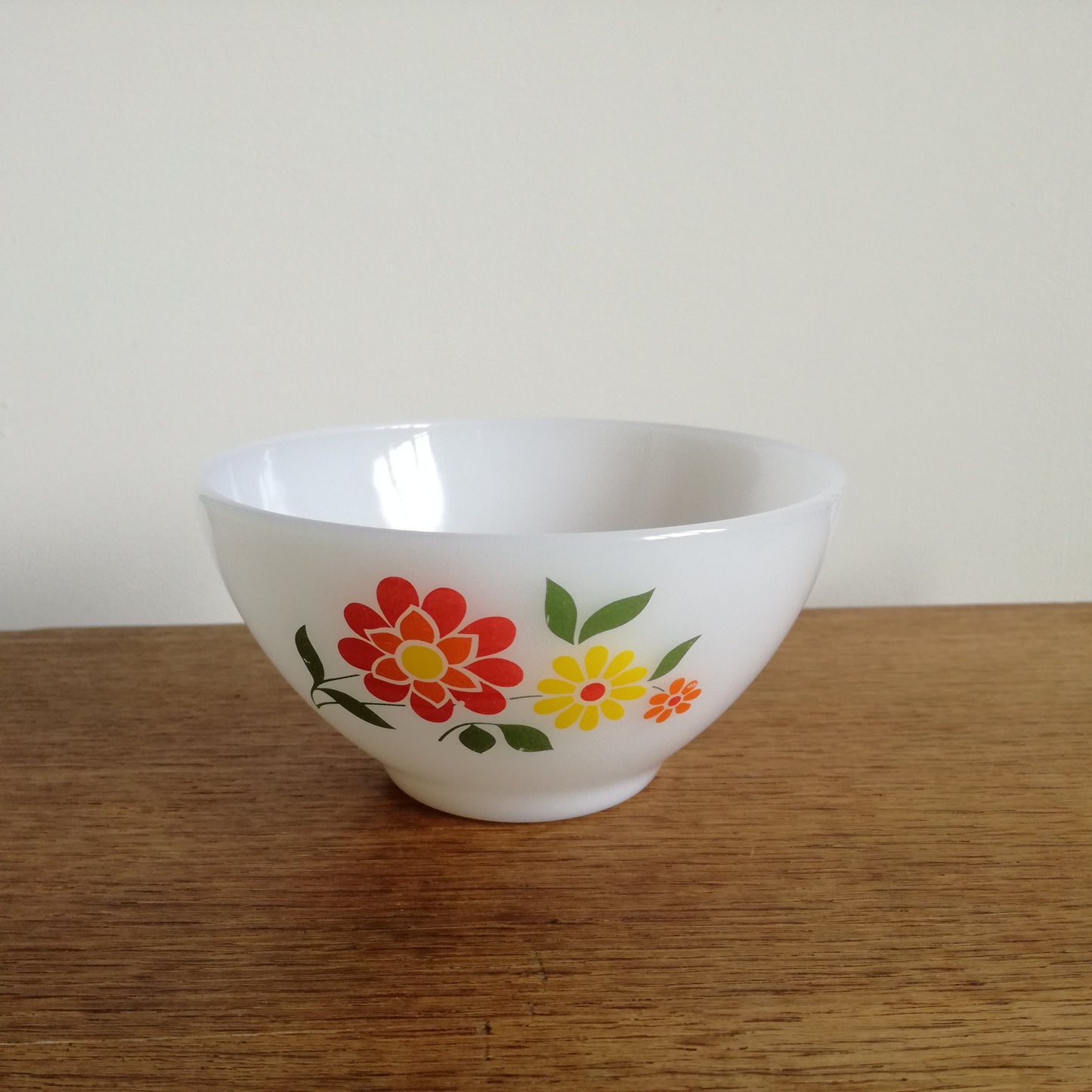 Bol à marguerites rouge et jaune, Arcopal