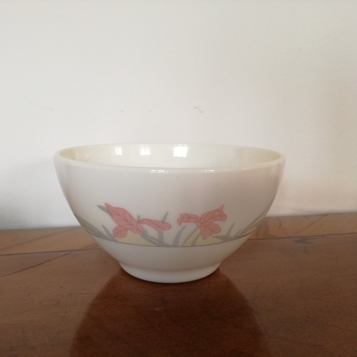 Bol à fleurs roses, Arcopal