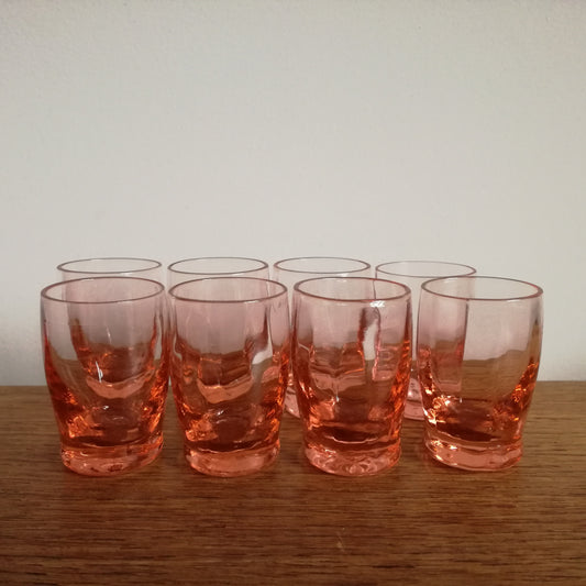 8 petits verres à liqueur roses