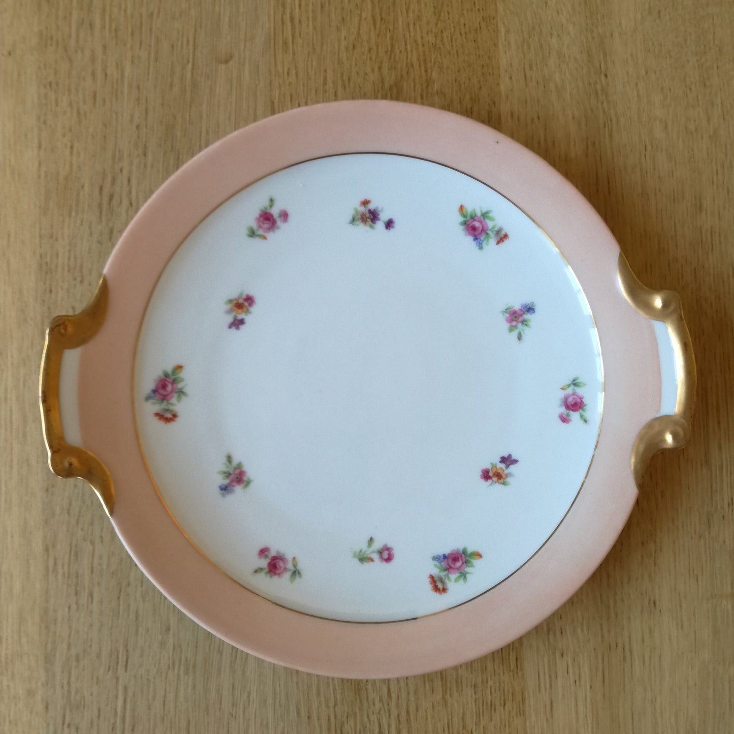 Plat à gâteau en porcelaine à fleurs & large liseré rose, CB Cie