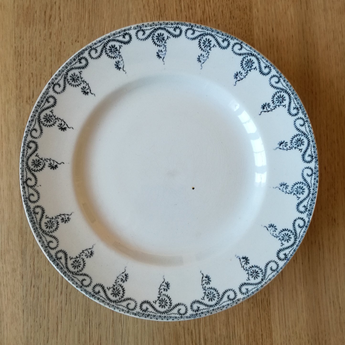 Plat sur pied à frise vert foncé, Terre de Fer, Saint Amand