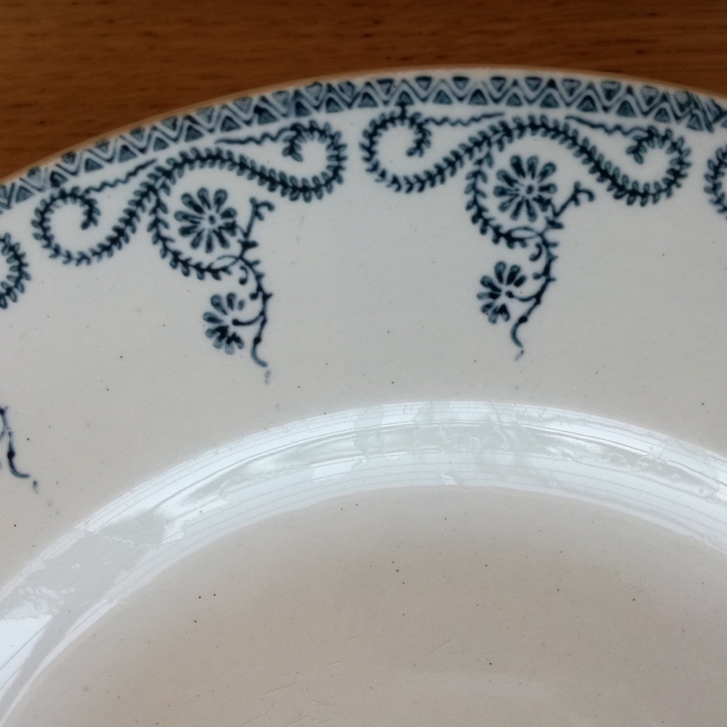 Plat sur pied à frise vert foncé, Terre de Fer, Saint Amand