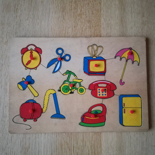 Puzzle en bois à formes d'objets du quotidien