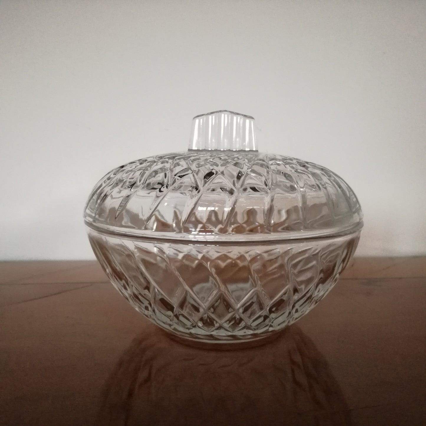 Bonbonnière en verre à motif géométrique