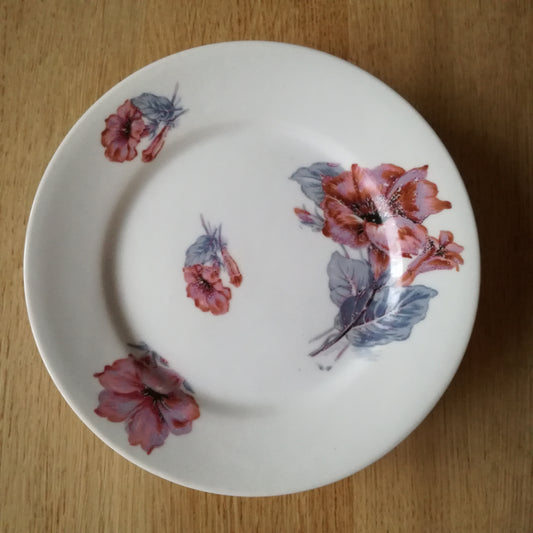 Plat sur pied à décor de fleurs roses